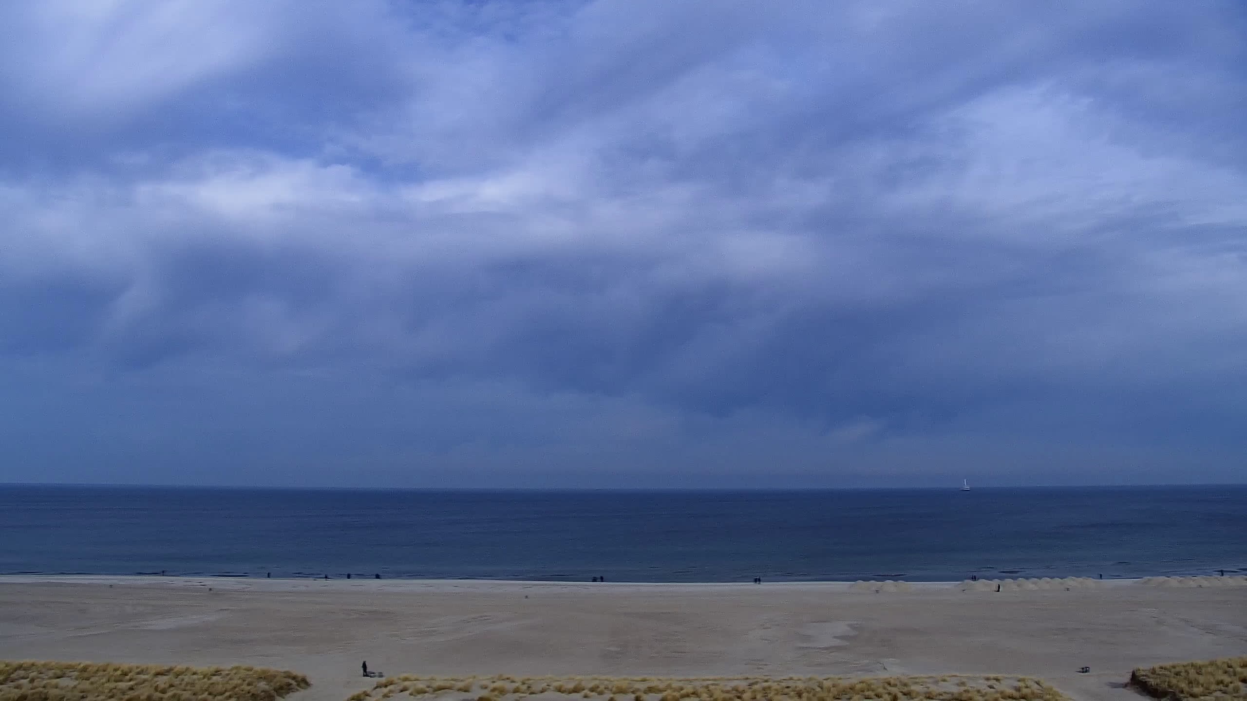 Archived image Webcam Warnemünde: Beach Hotel Hübner