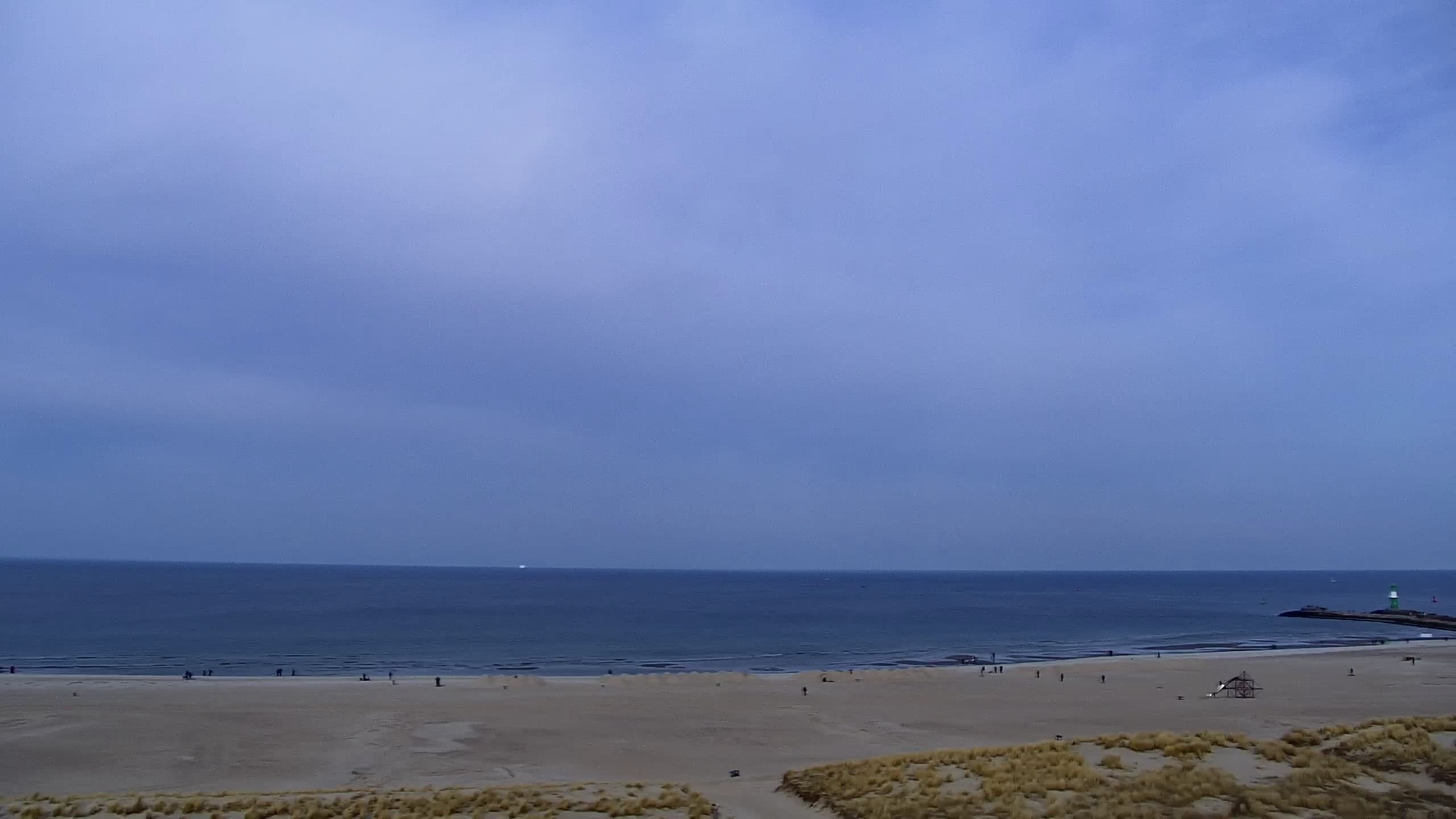 Archived image Webcam Warnemünde: Beach Hotel Hübner