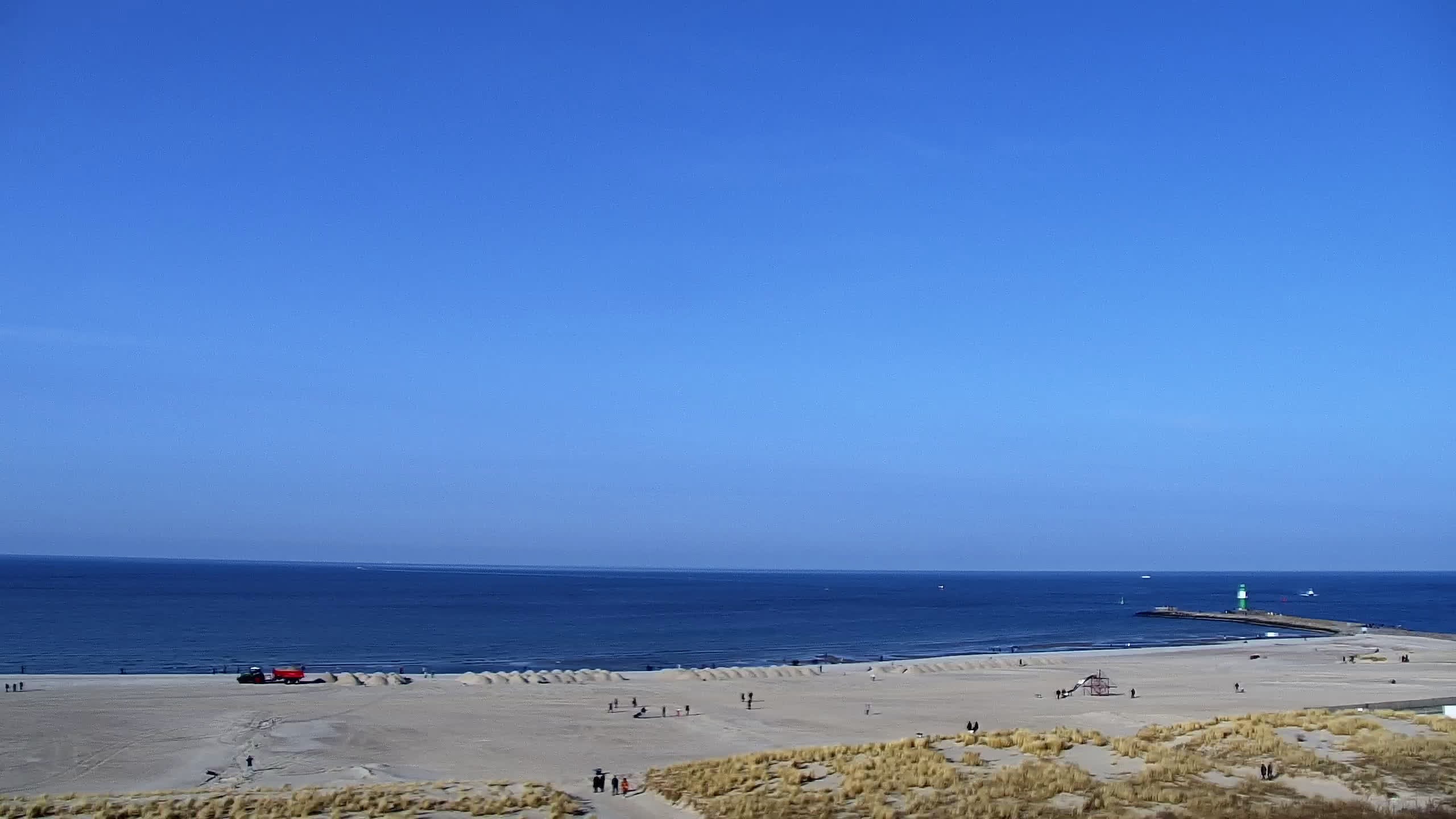 Archived image Webcam Warnemünde: Beach Hotel Hübner