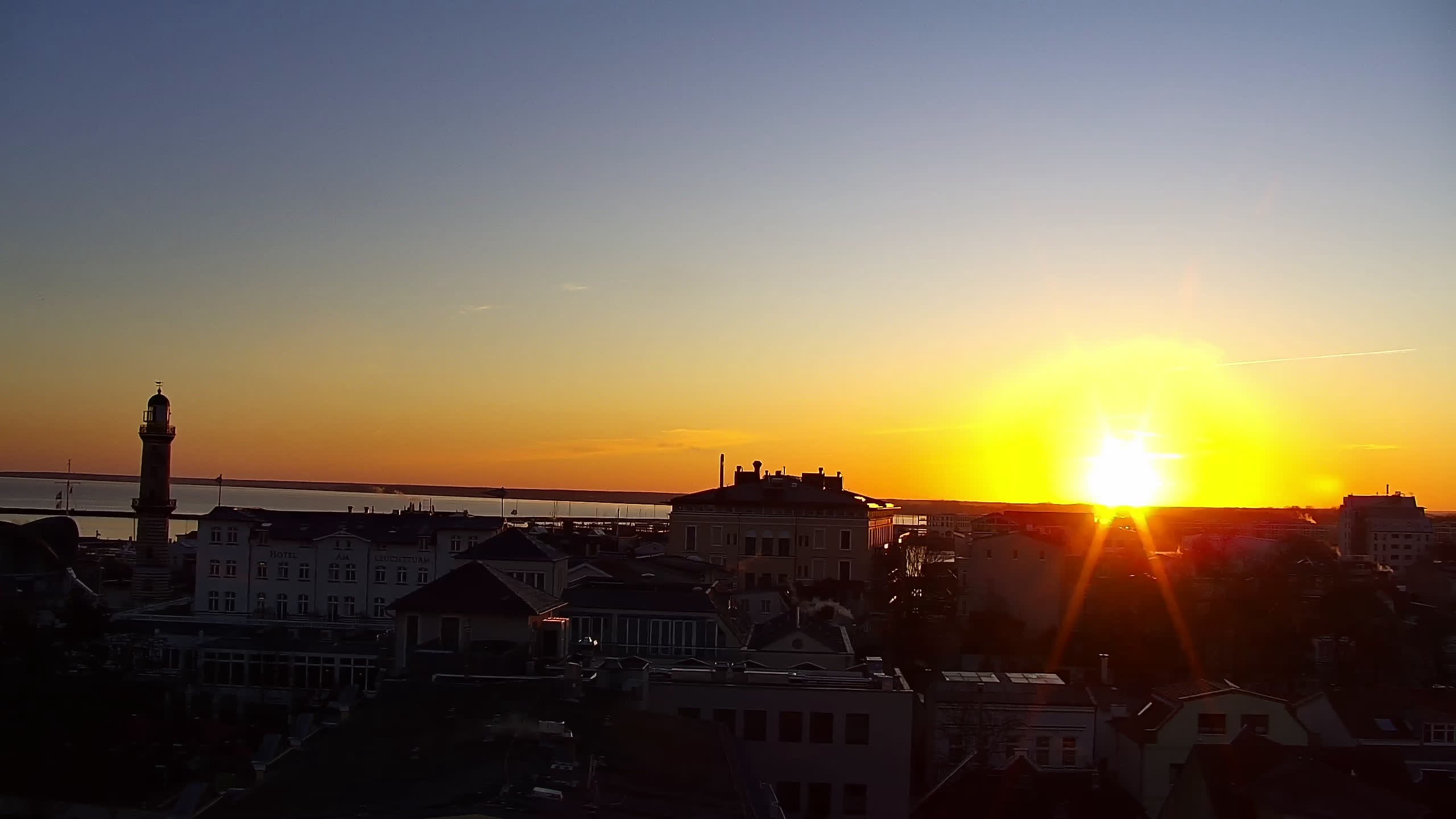 Archived image Webcam Warnemünde: Beach Hotel Hübner