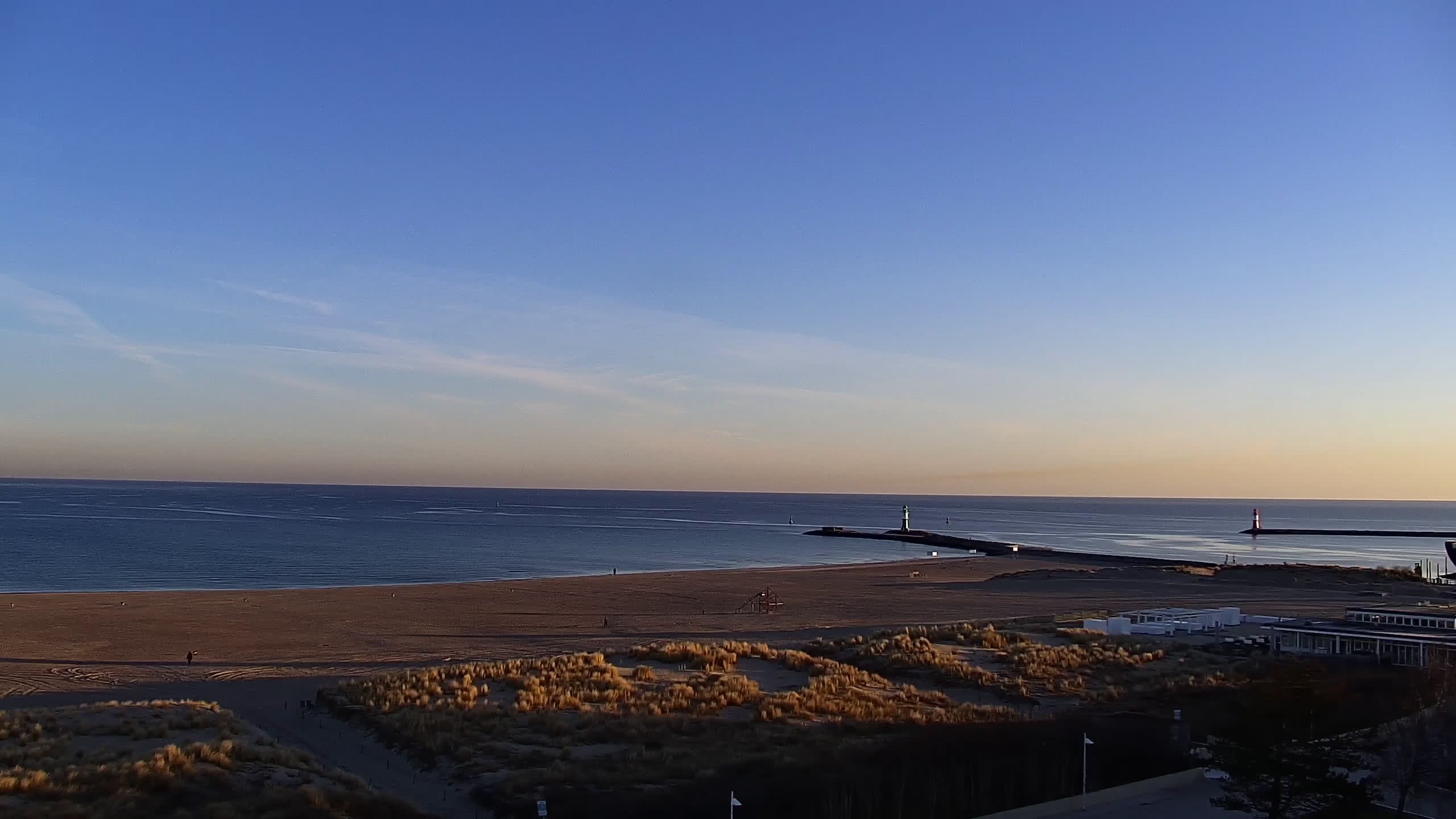 Archived image Webcam Warnemünde: Beach Hotel Hübner