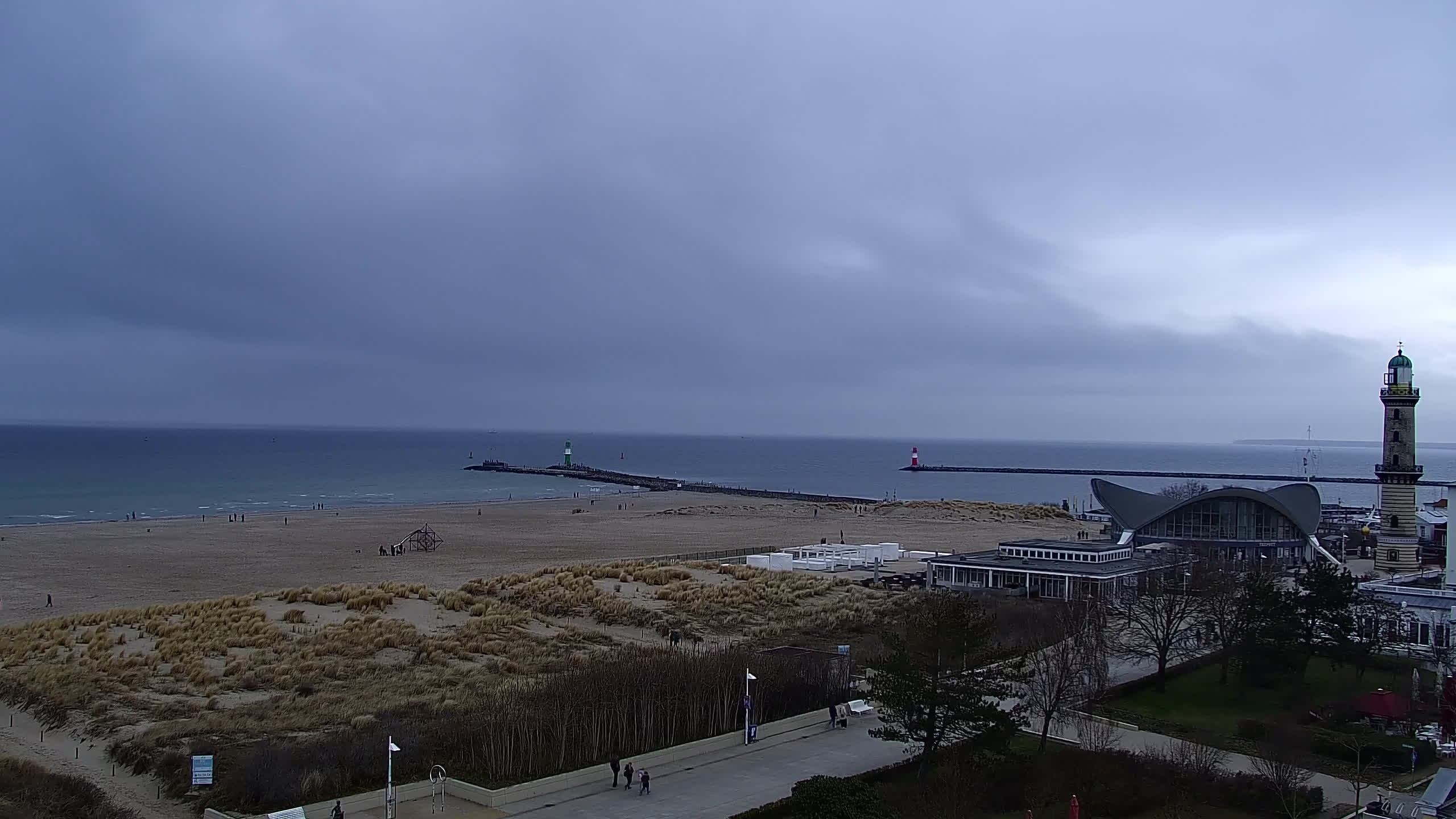 Archived image Webcam Warnemünde: Beach Hotel Hübner