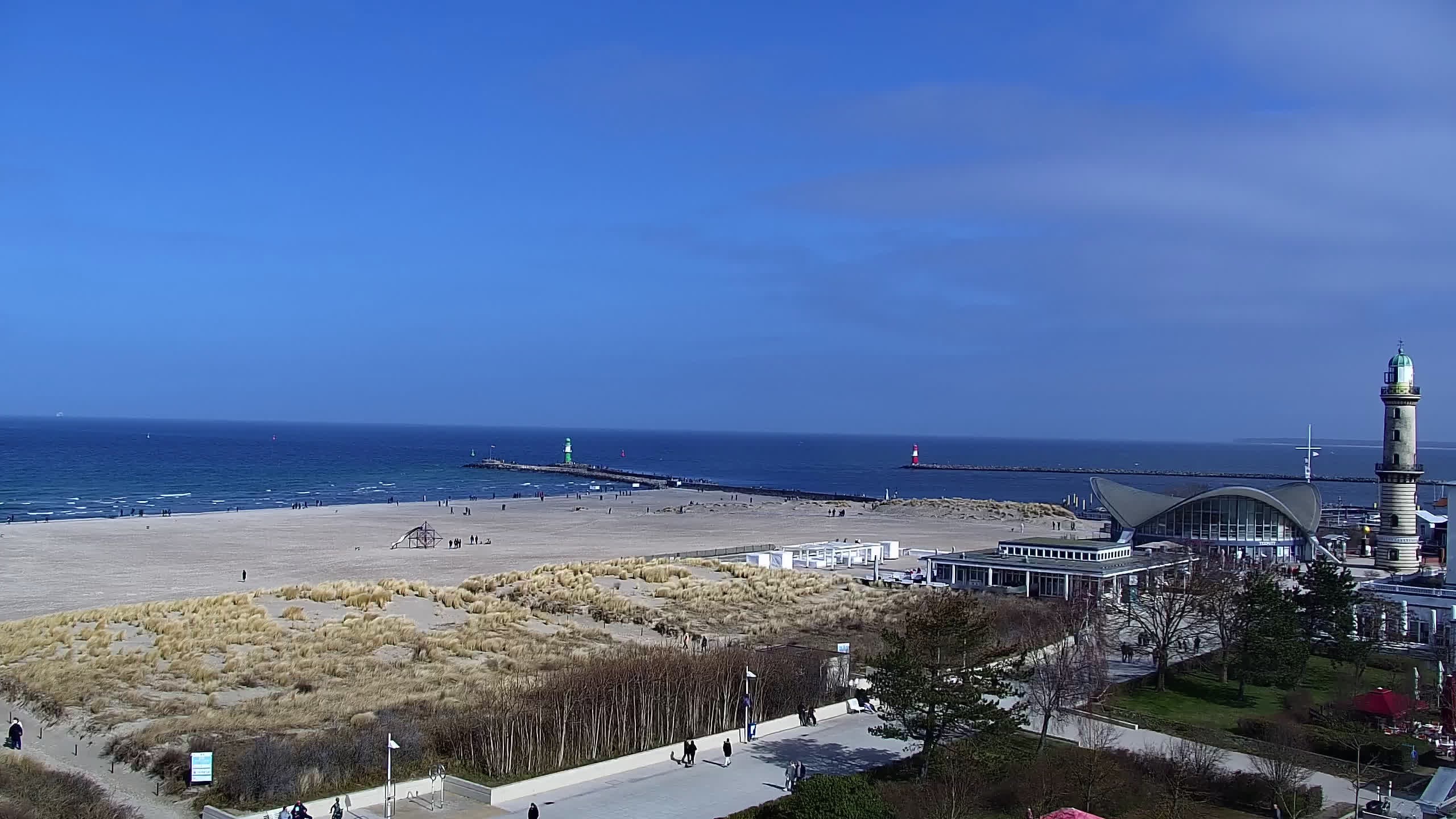 Archived image Webcam Warnemünde: Beach Hotel Hübner