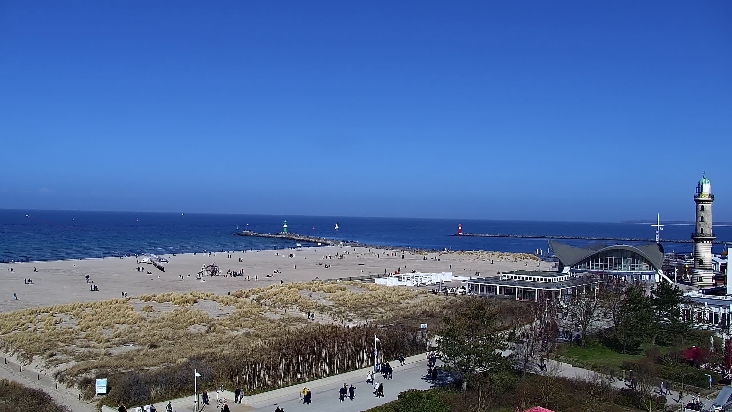 Archived image Webcam Warnemünde: Beach Hotel Hübner