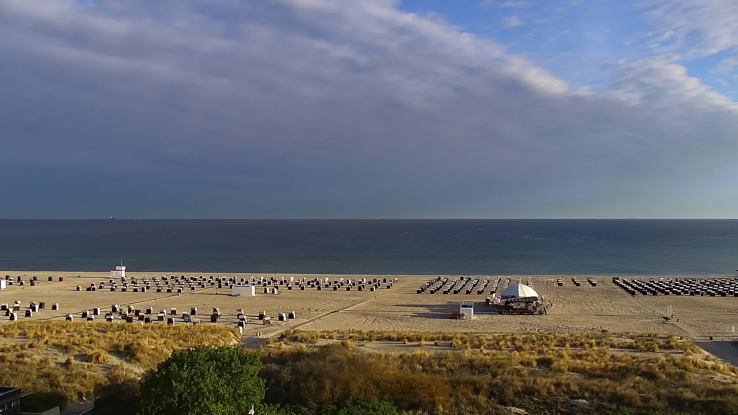 Archived image Webcam Warnemünde: Beach Hotel Hübner