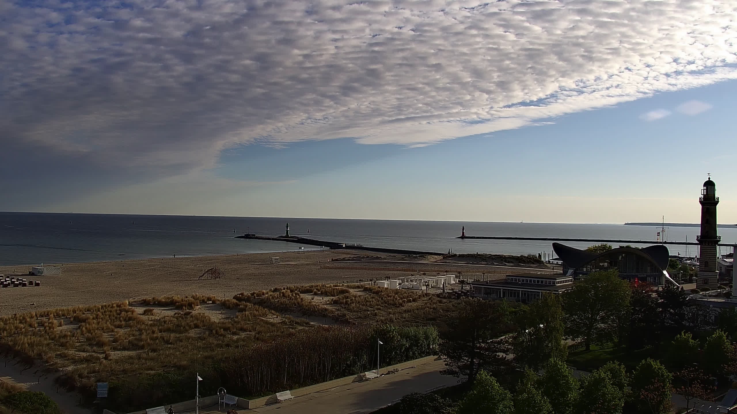 Archived image Webcam Warnemünde: Beach Hotel Hübner
