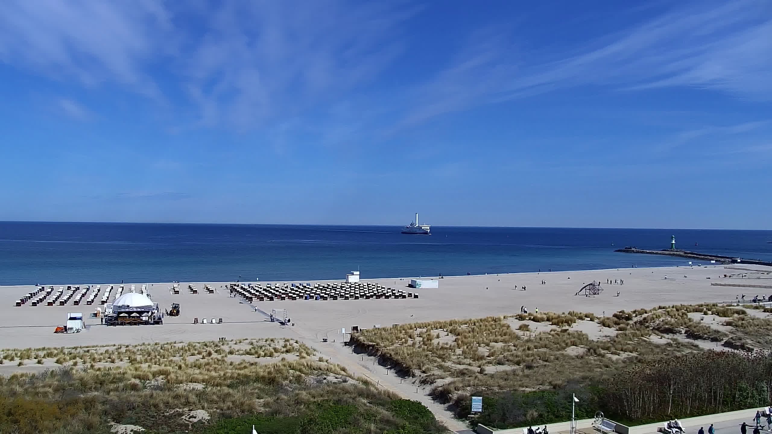 Archived image Webcam Warnemünde: Beach Hotel Hübner