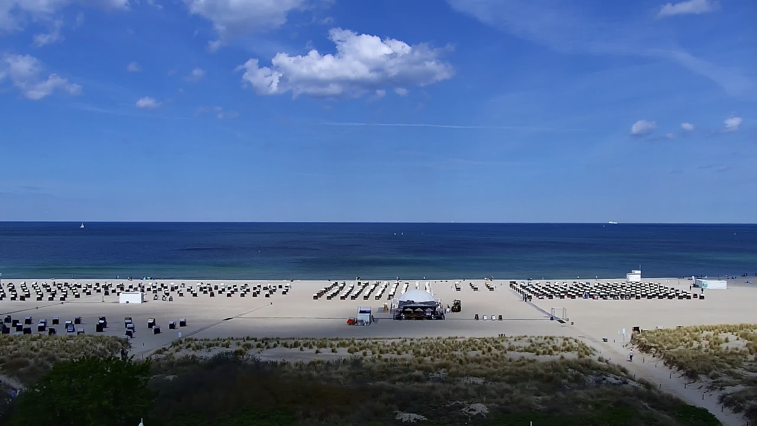 Archived image Webcam Warnemünde: Beach Hotel Hübner