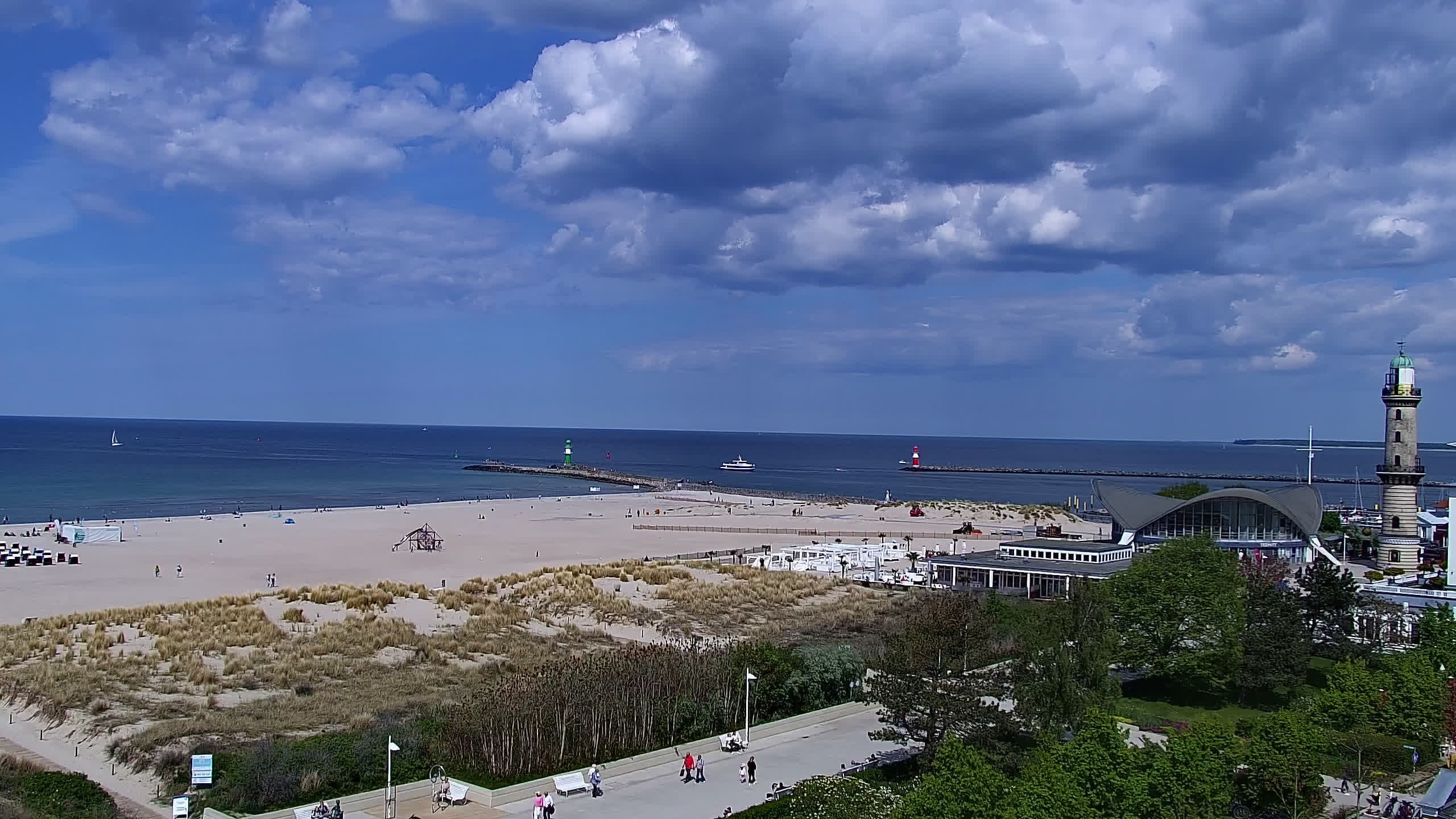 Archived image Webcam Warnemünde: Beach Hotel Hübner