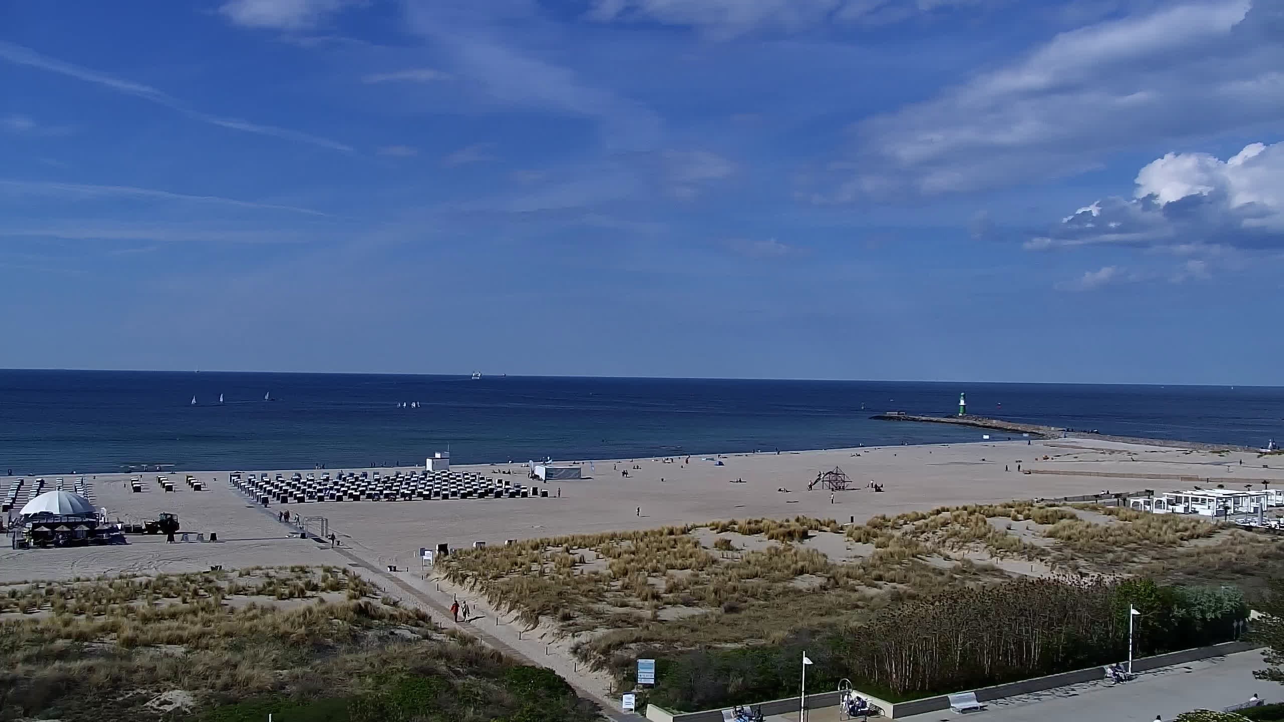Archived image Webcam Warnemünde: Beach Hotel Hübner
