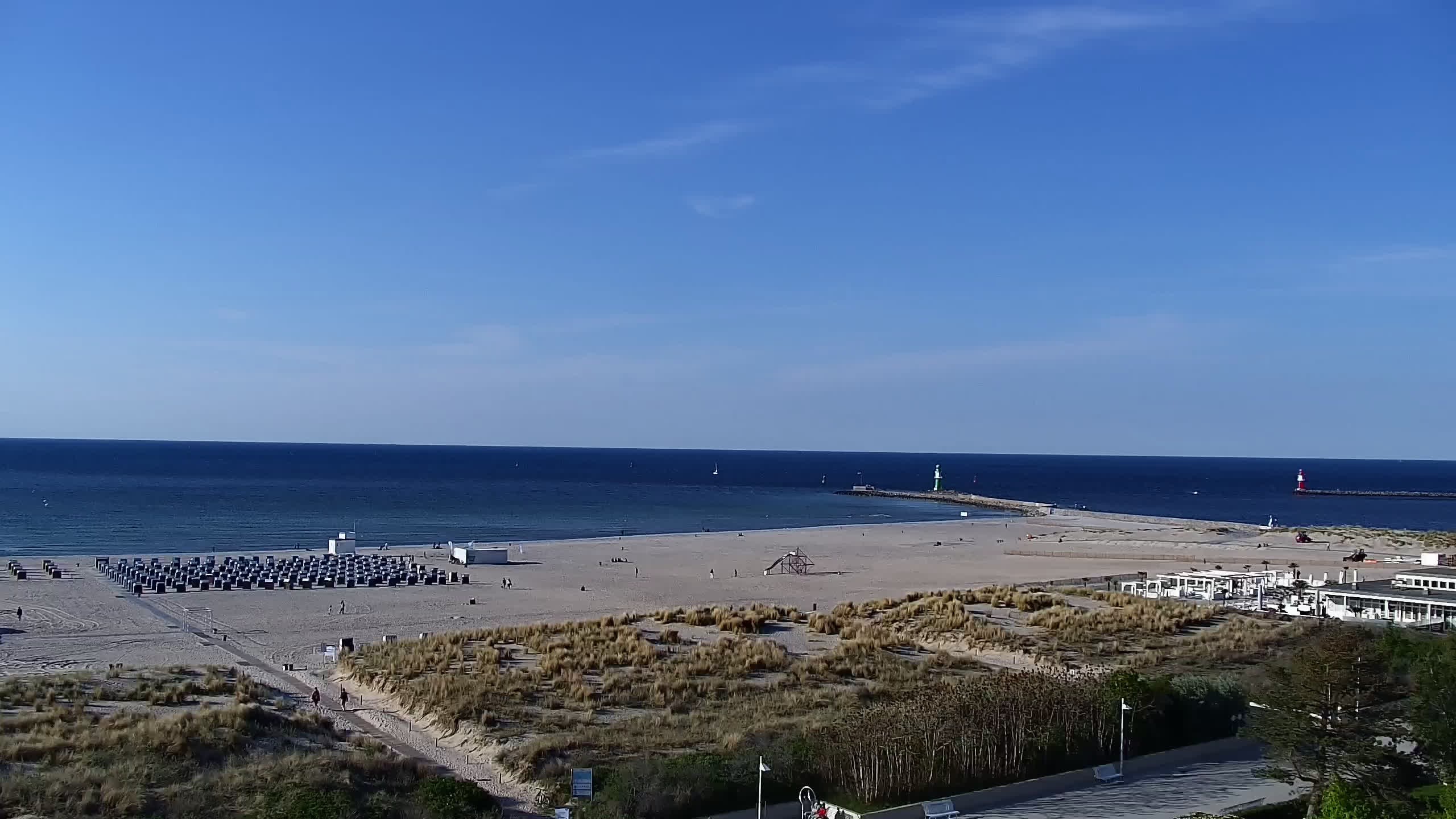 Archived image Webcam Warnemünde: Beach Hotel Hübner
