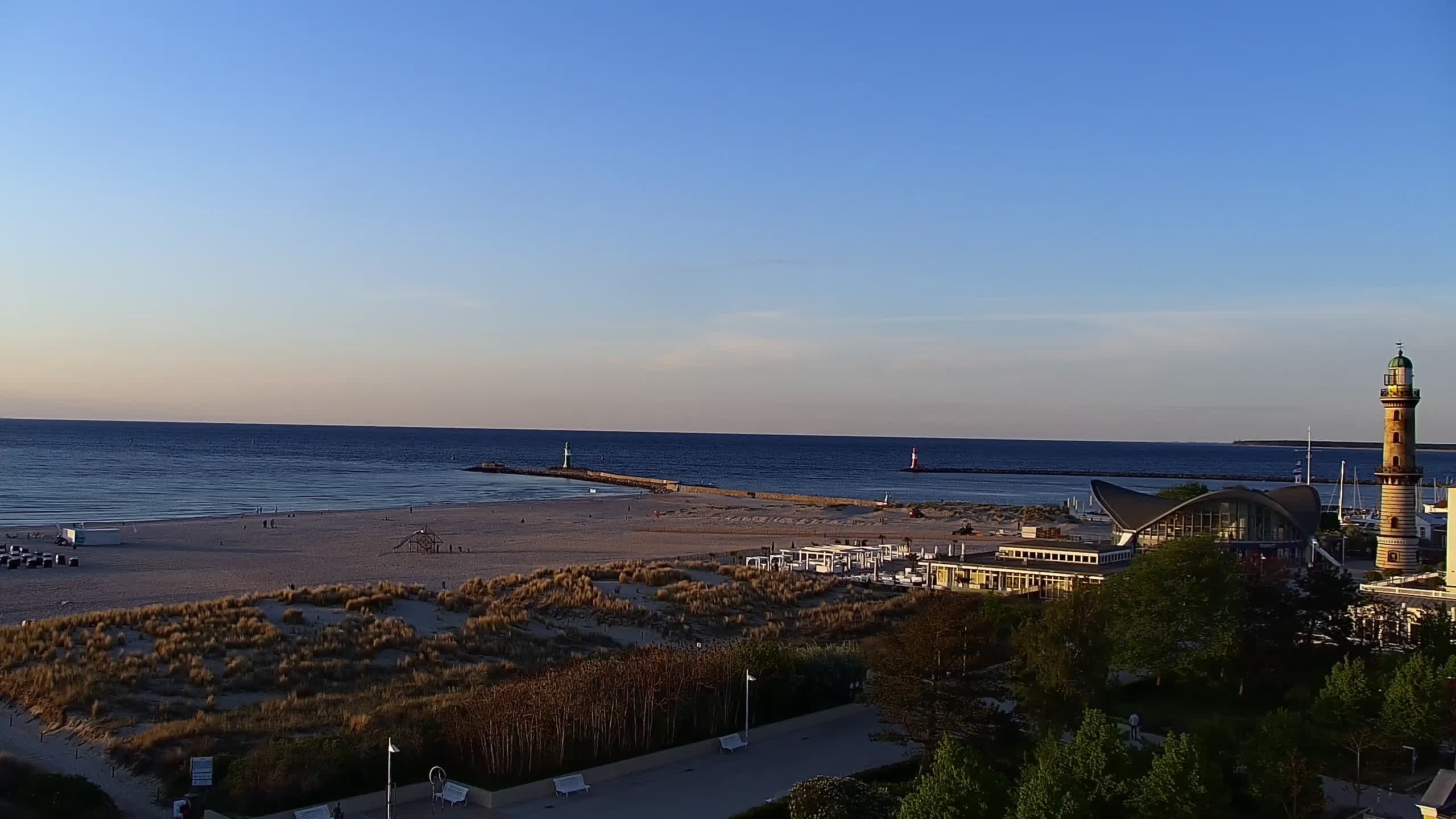 Archived image Webcam Warnemünde: Beach Hotel Hübner