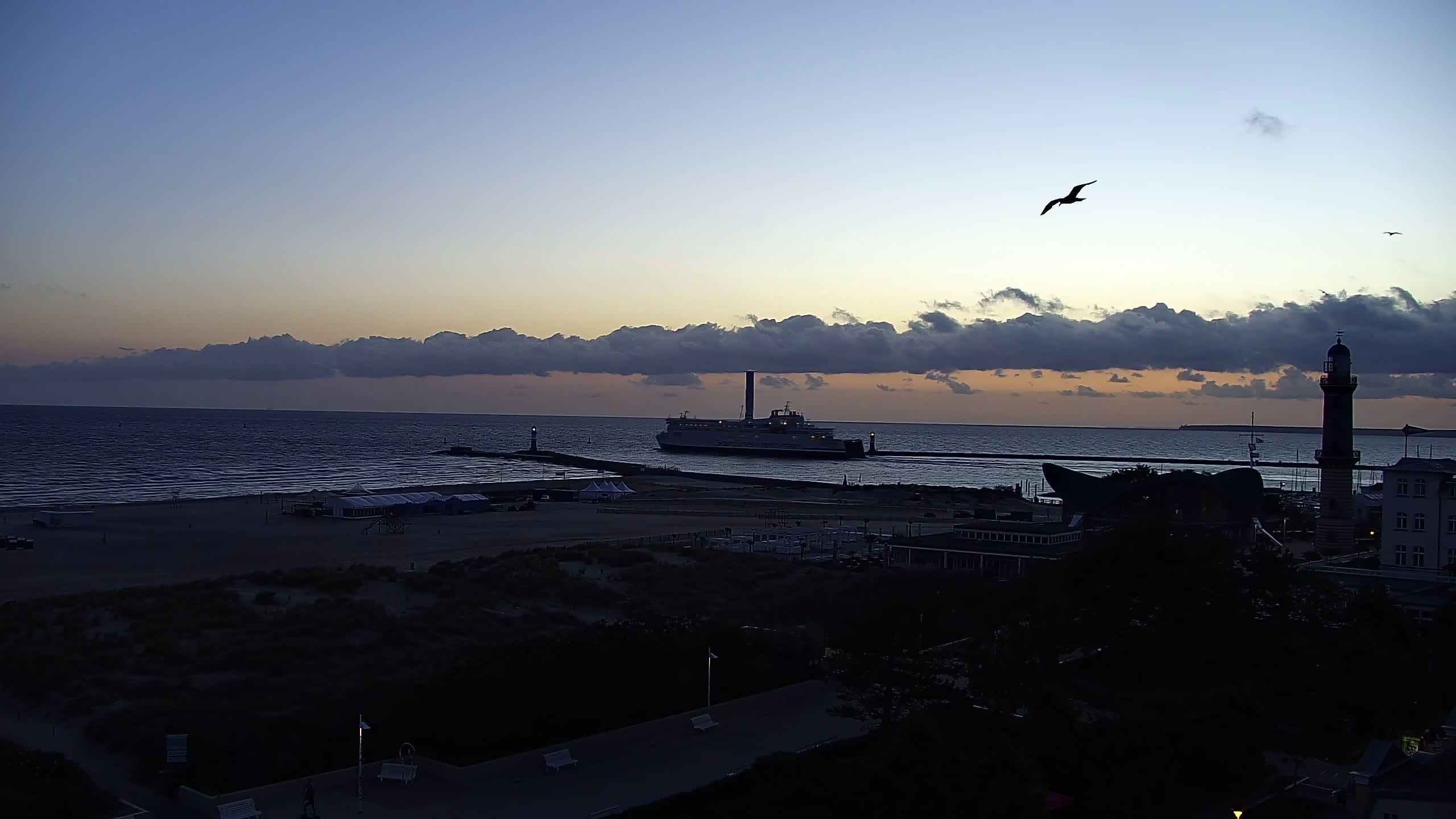 Archived image Webcam Warnemünde: Beach Hotel Hübner