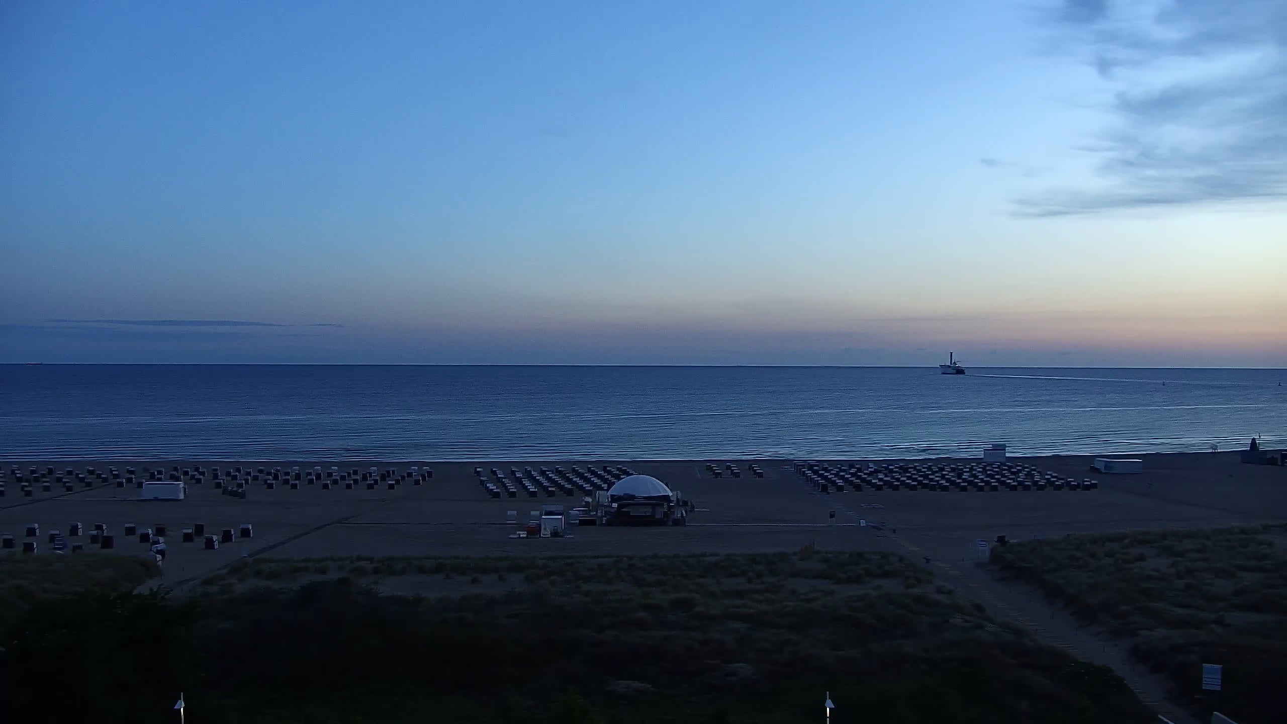Archived image Webcam Warnemünde: Beach Hotel Hübner