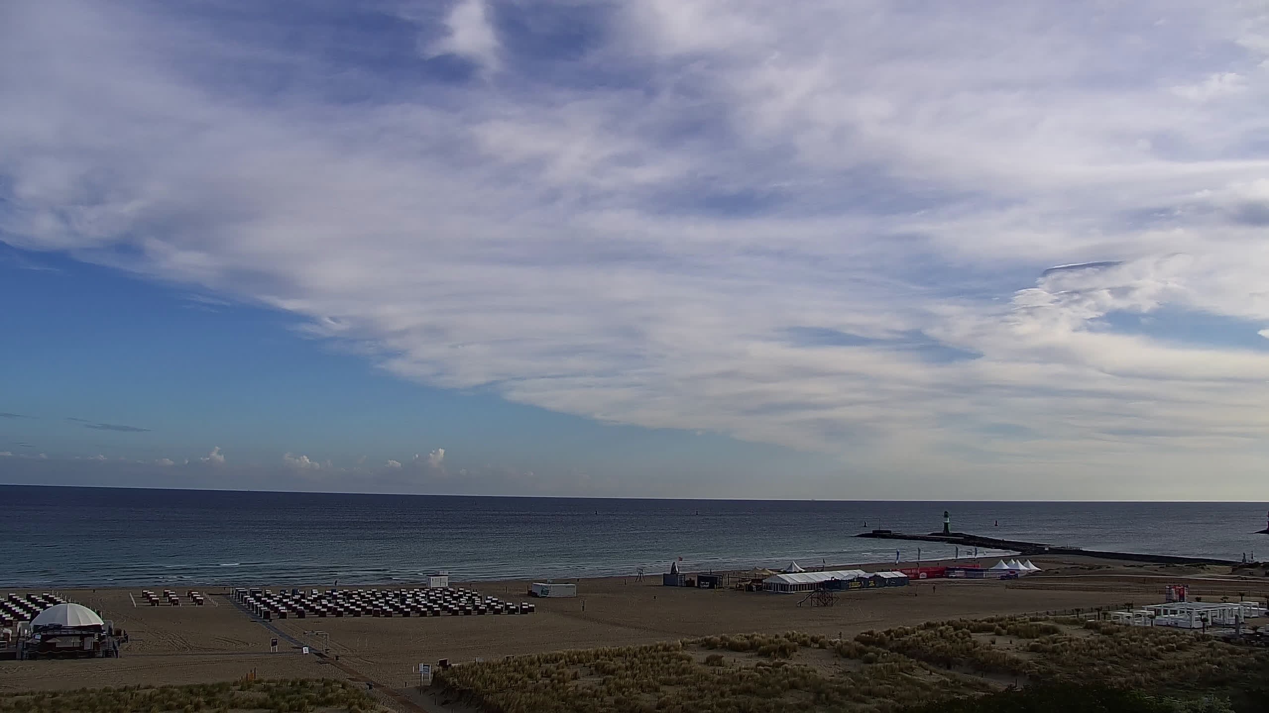 Archived image Webcam Warnemünde: Beach Hotel Hübner