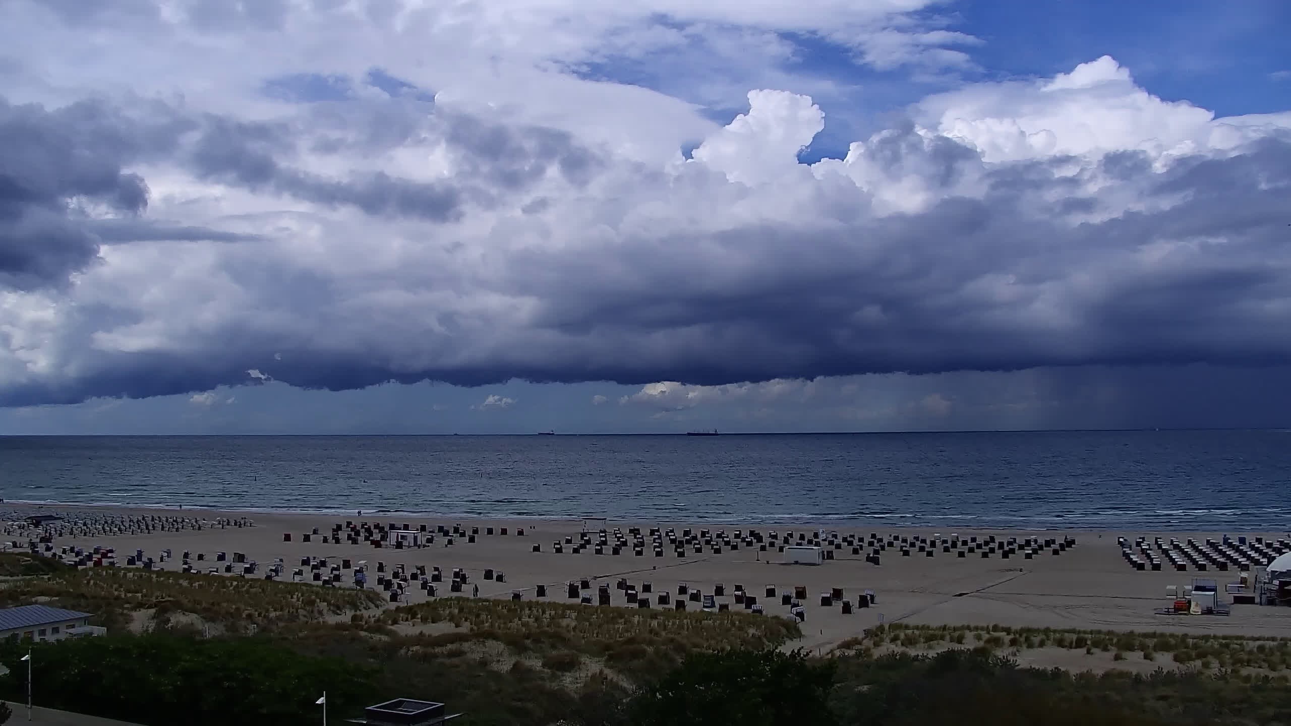 Archived image Webcam Warnemünde: Beach Hotel Hübner