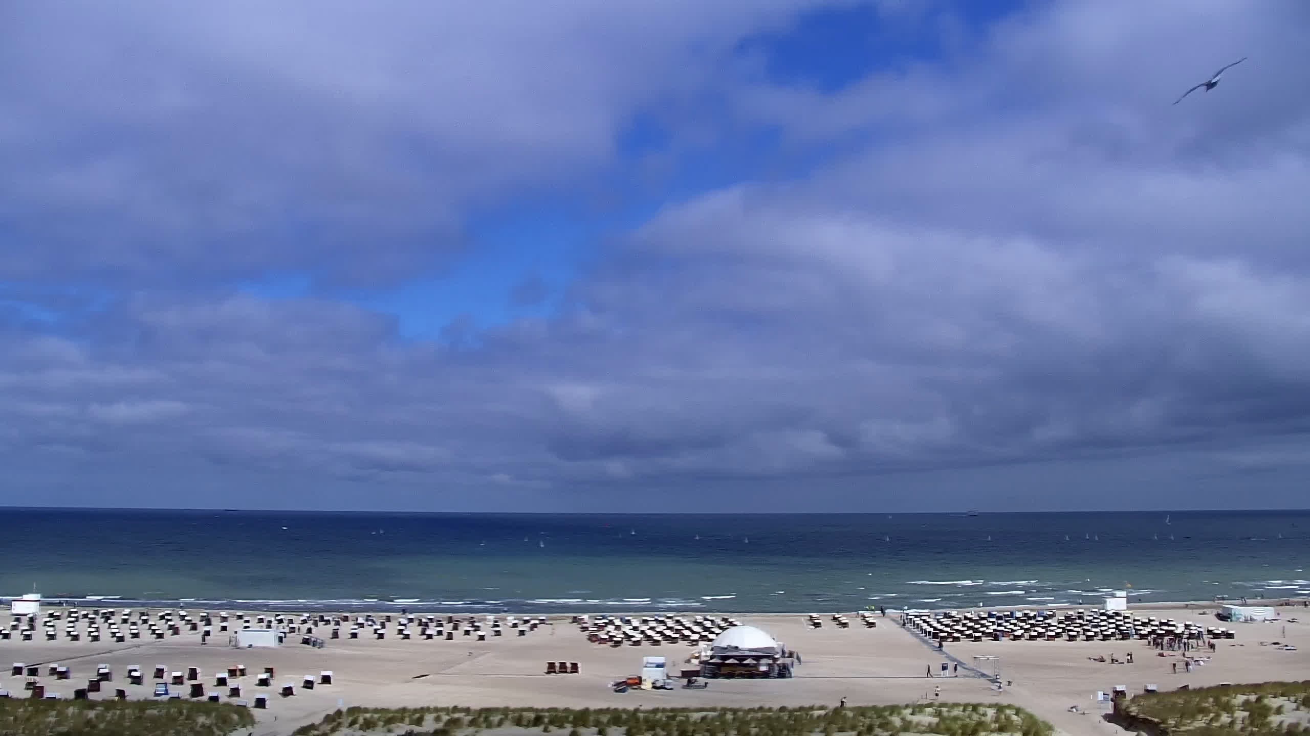 Archived image Webcam Warnemünde: Beach Hotel Hübner