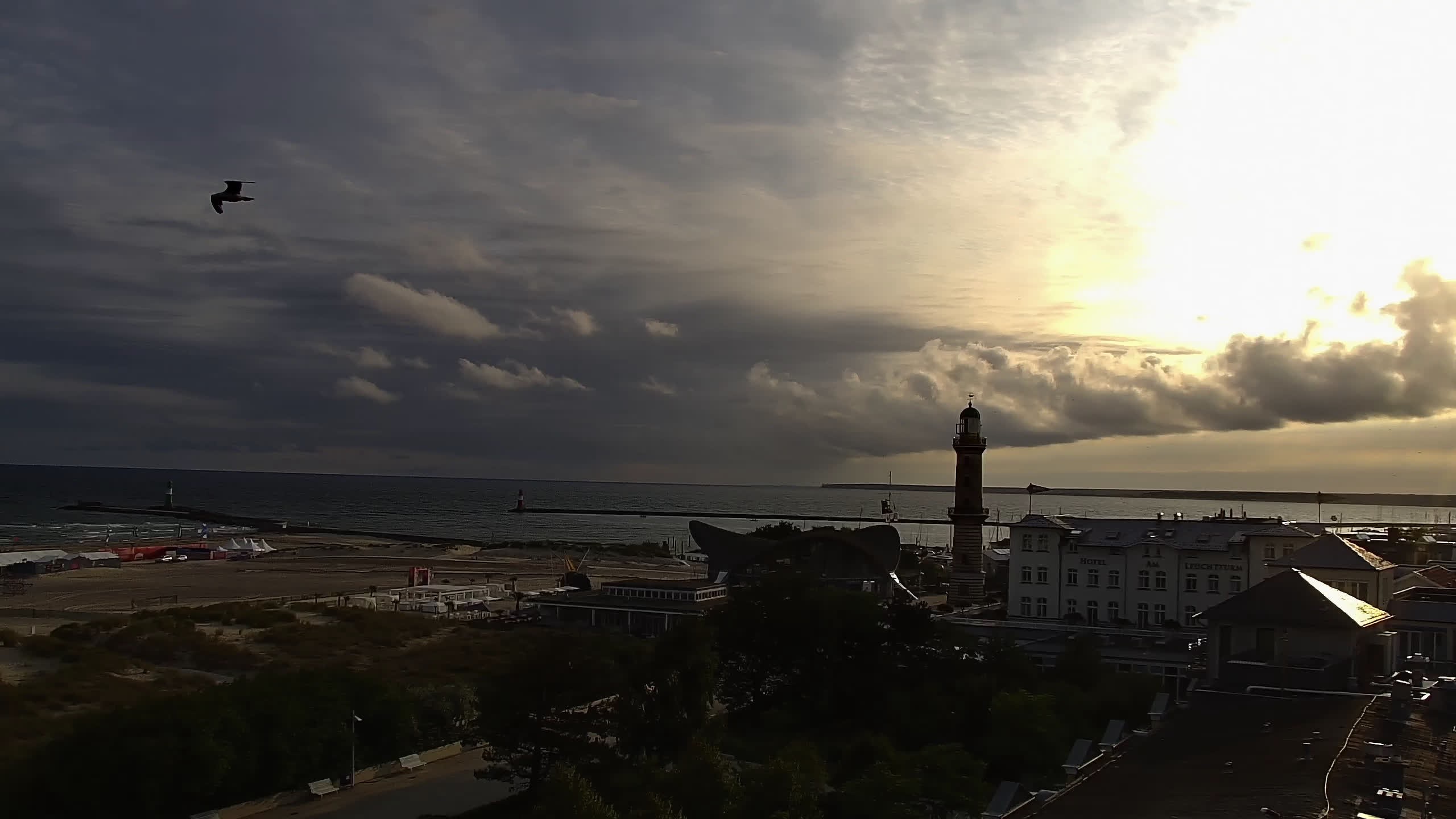 Archived image Webcam Warnemünde: Beach Hotel Hübner