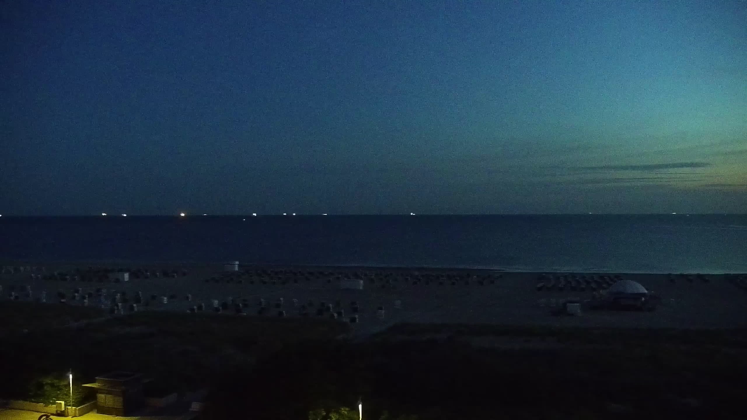 Archived image Webcam Warnemünde: Beach Hotel Hübner