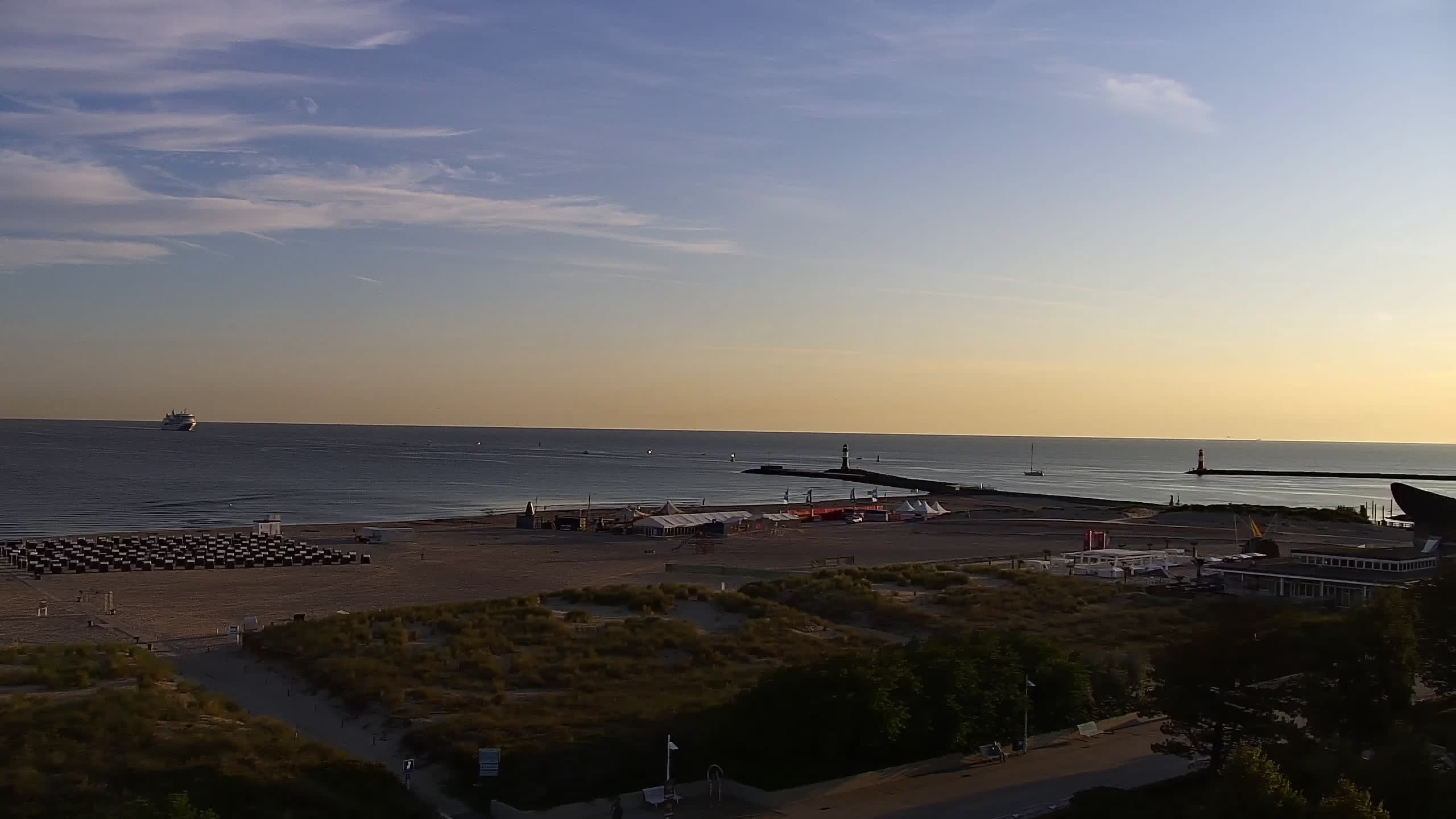 Archived image Webcam Warnemünde: Beach Hotel Hübner