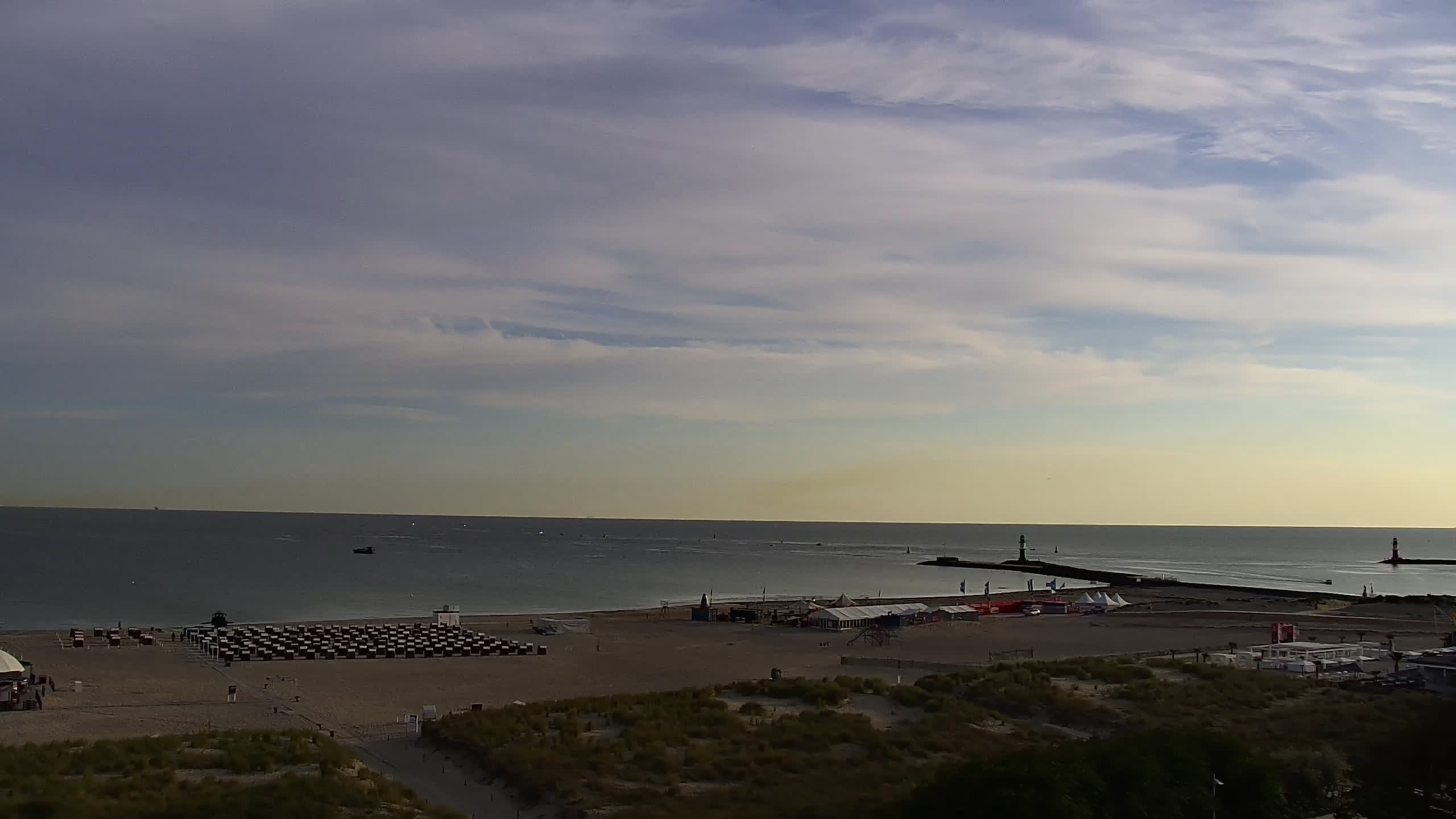 Archived image Webcam Warnemünde: Beach Hotel Hübner