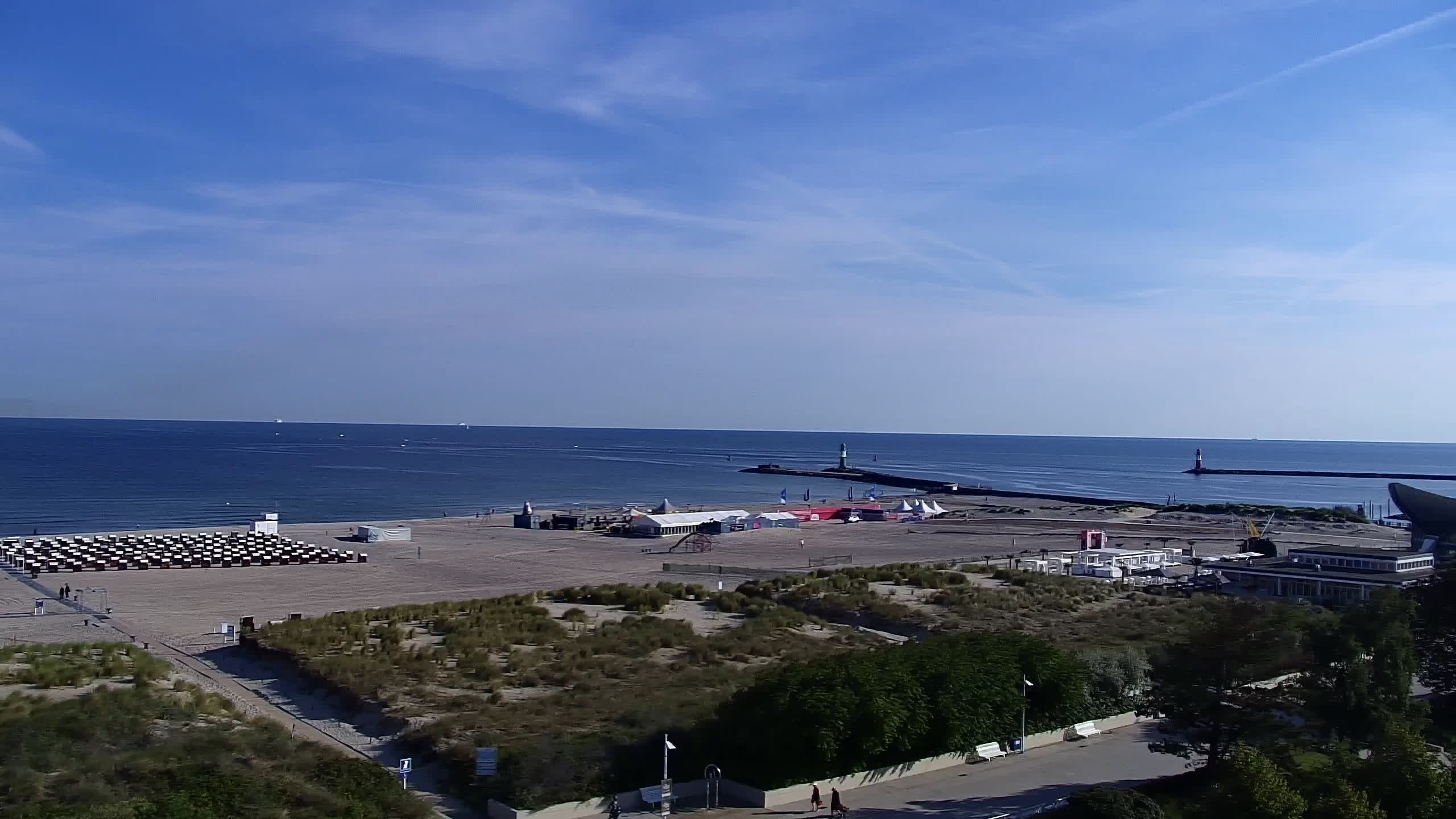 Archived image Webcam Warnemünde: Beach Hotel Hübner