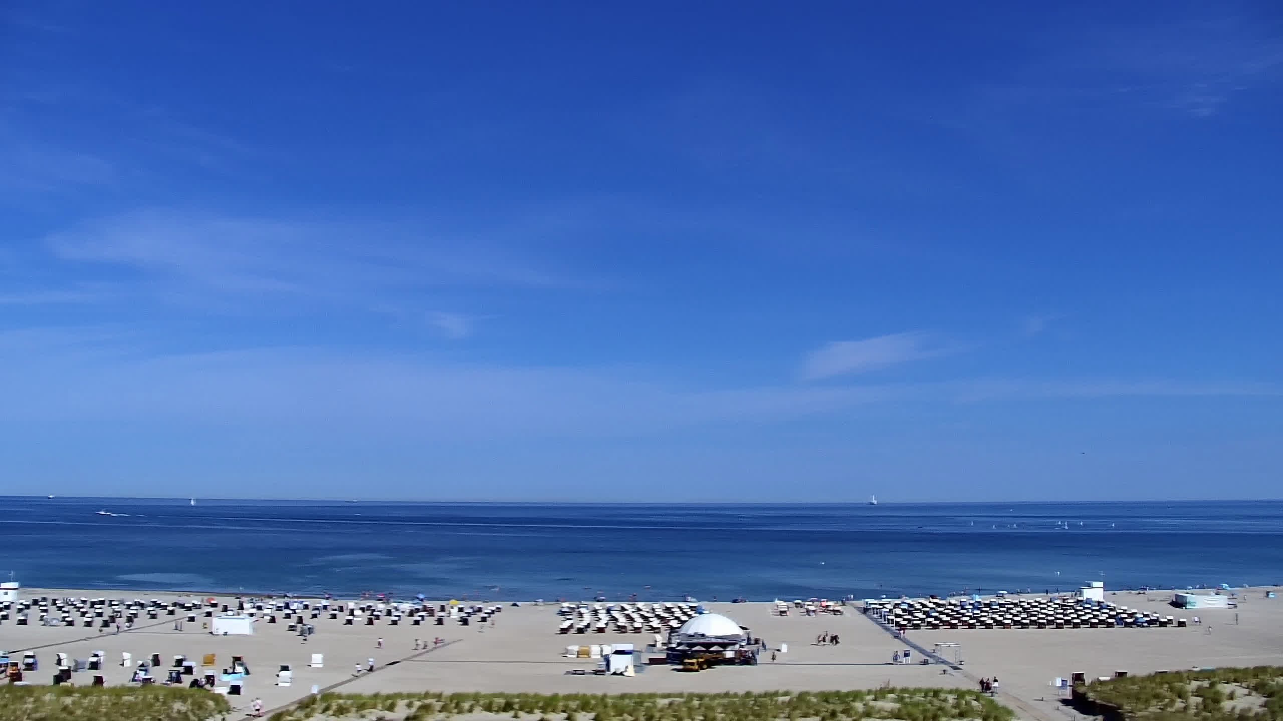 Archived image Webcam Warnemünde: Beach Hotel Hübner