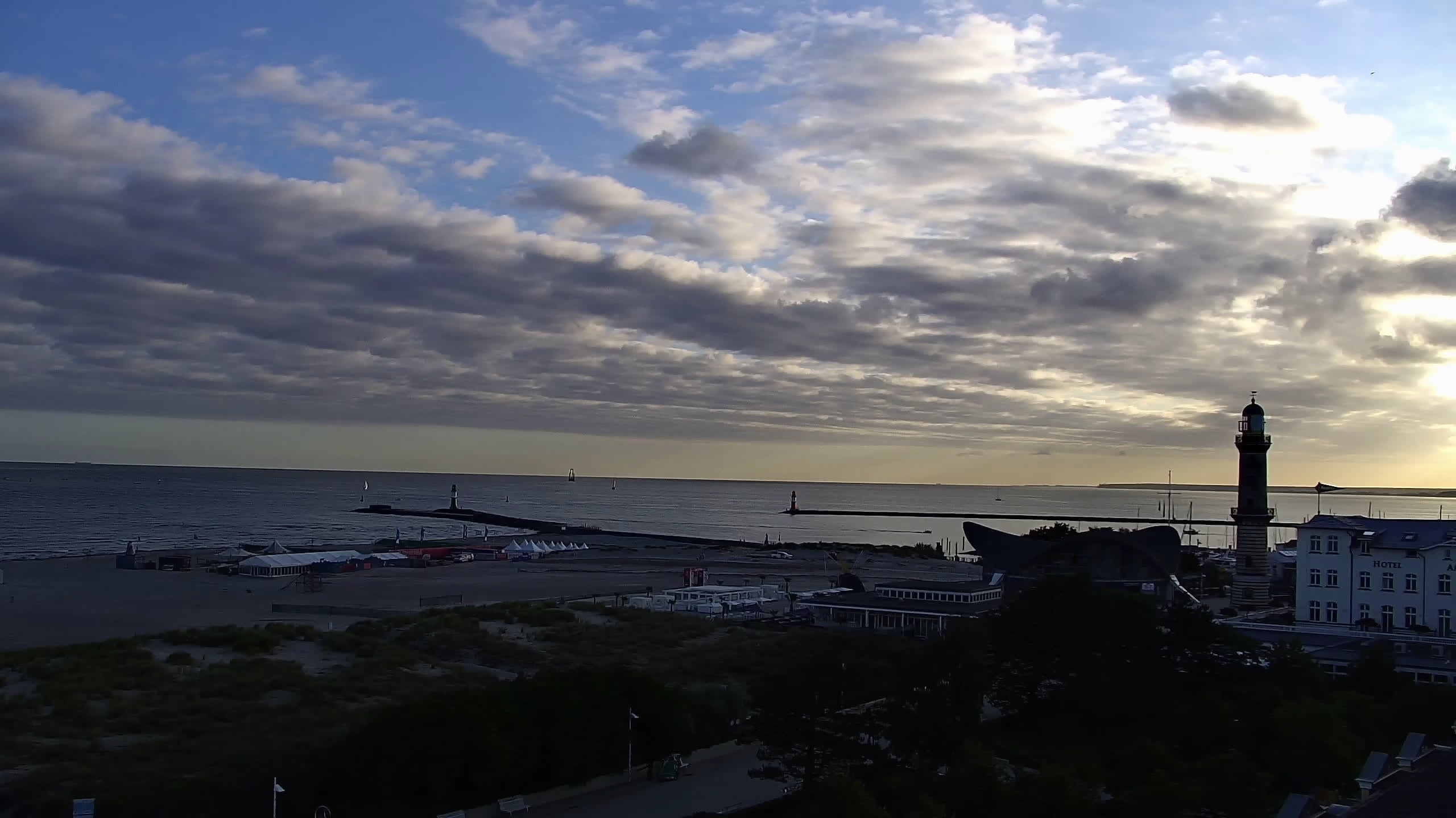 Archived image Webcam Warnemünde: Beach Hotel Hübner