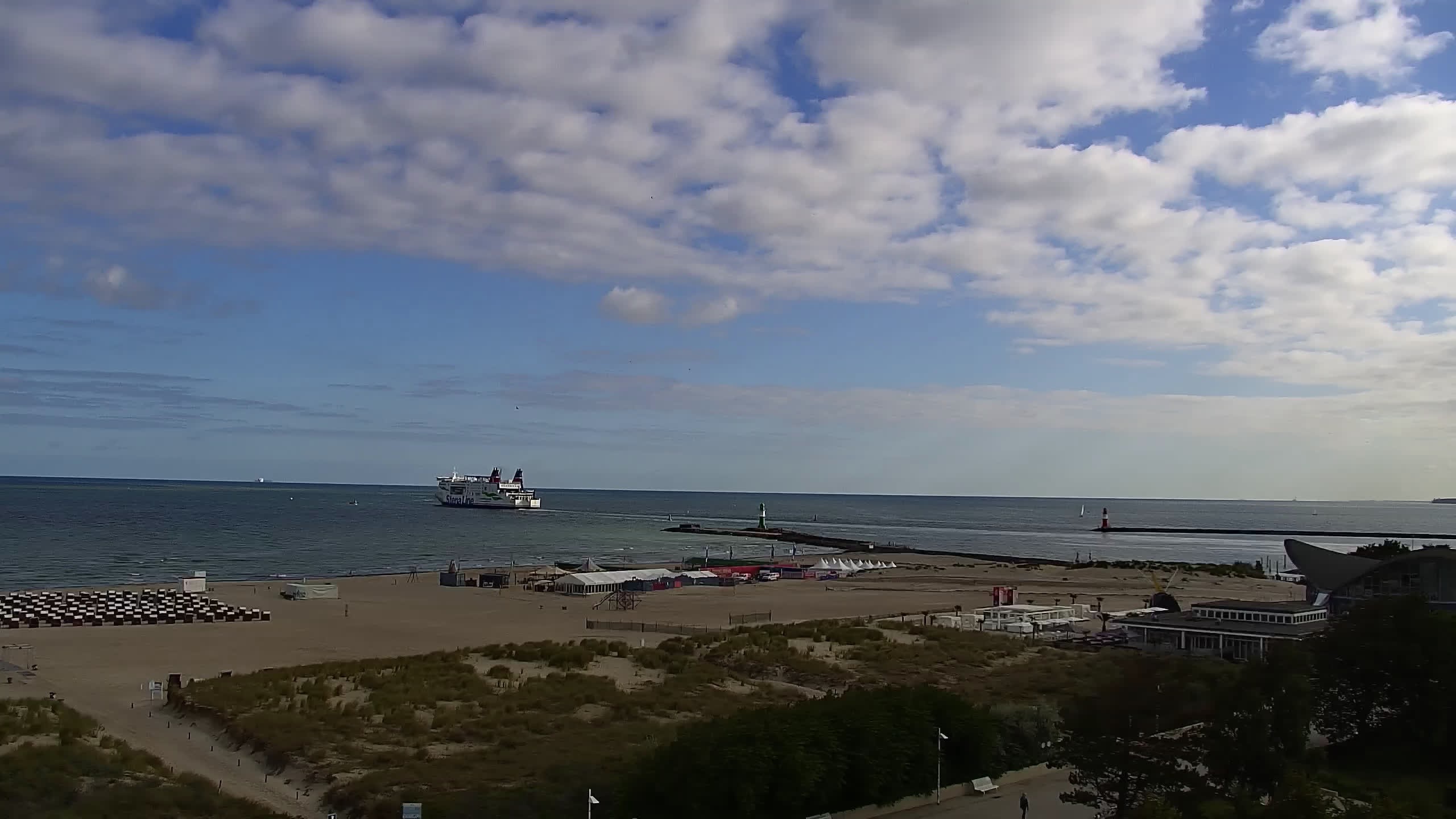 Archived image Webcam Warnemünde: Beach Hotel Hübner