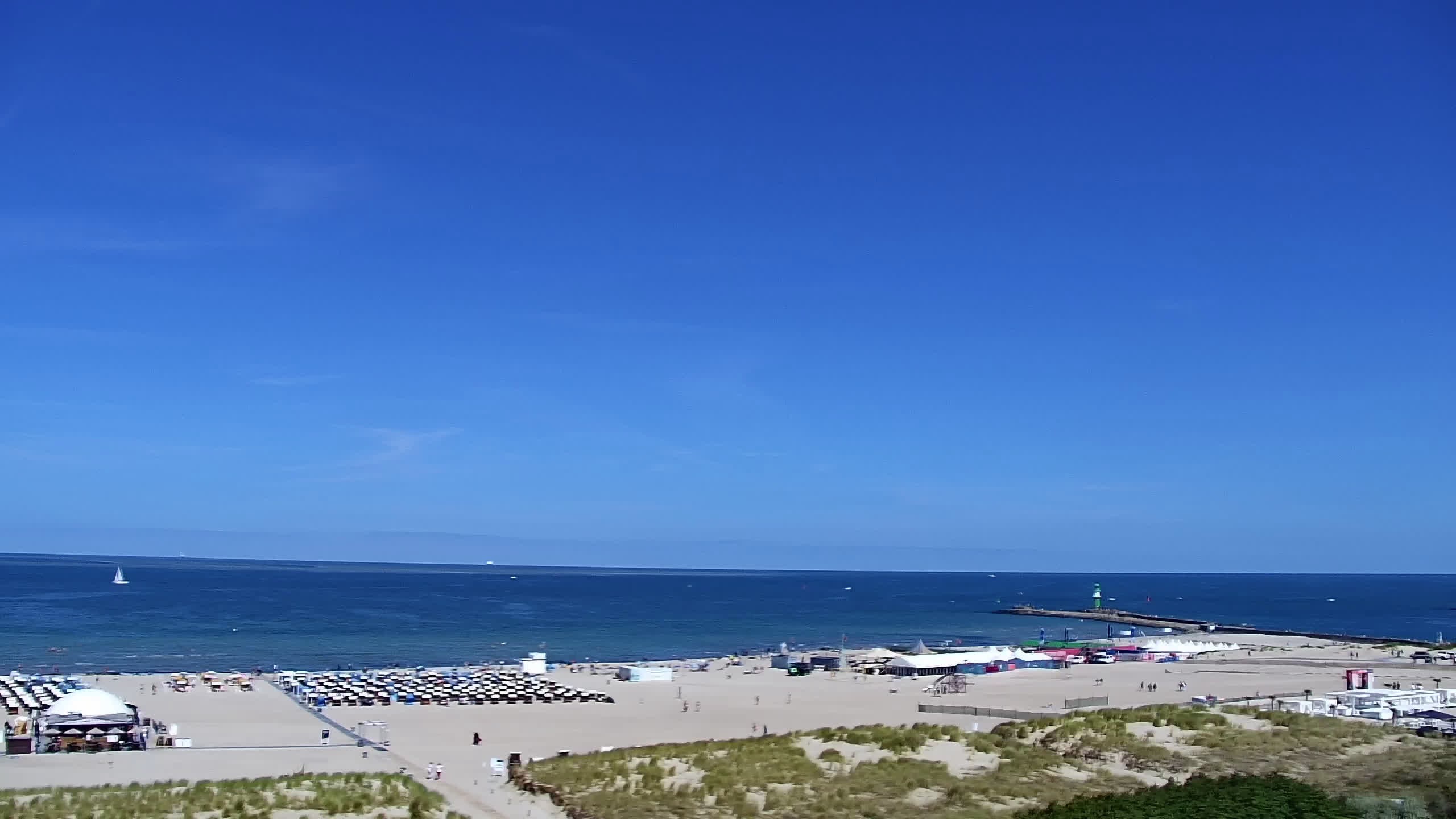 Archived image Webcam Warnemünde: Beach Hotel Hübner