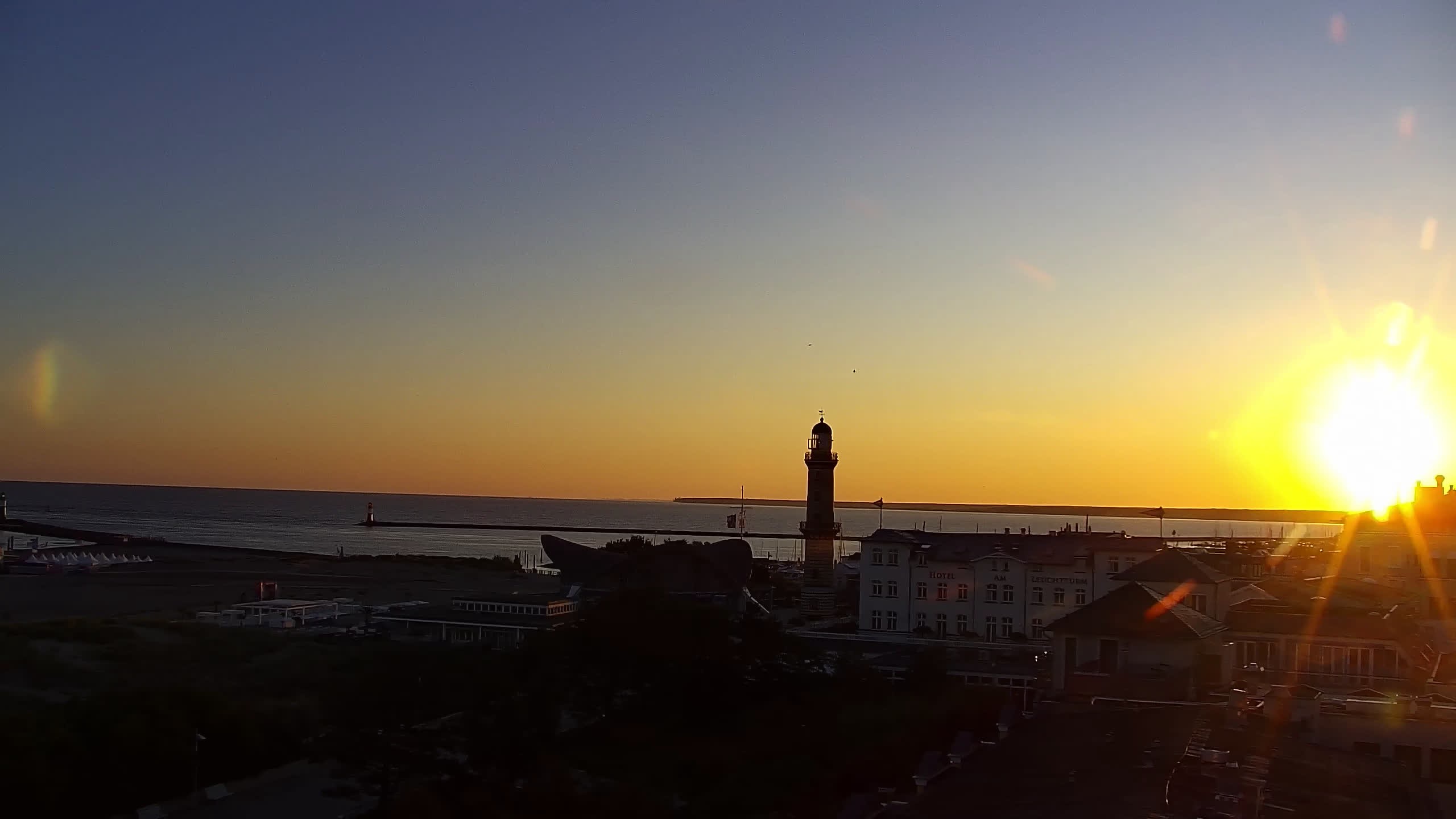 Archived image Webcam Warnemünde: Beach Hotel Hübner
