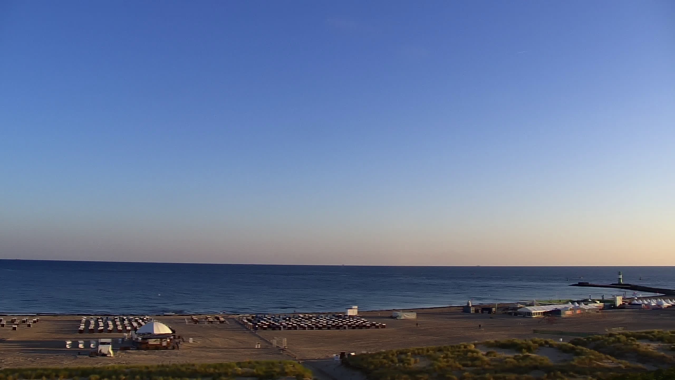 Archived image Webcam Warnemünde: Beach Hotel Hübner