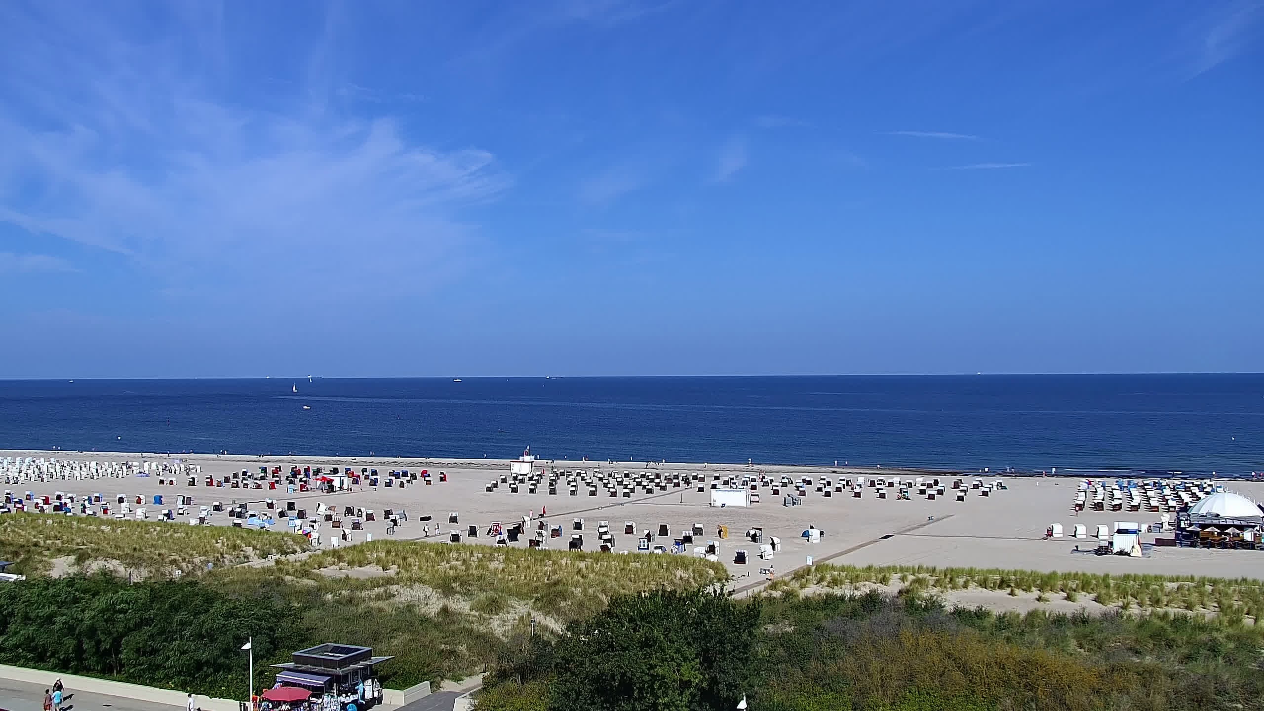 Archived image Webcam Warnemünde: Beach Hotel Hübner