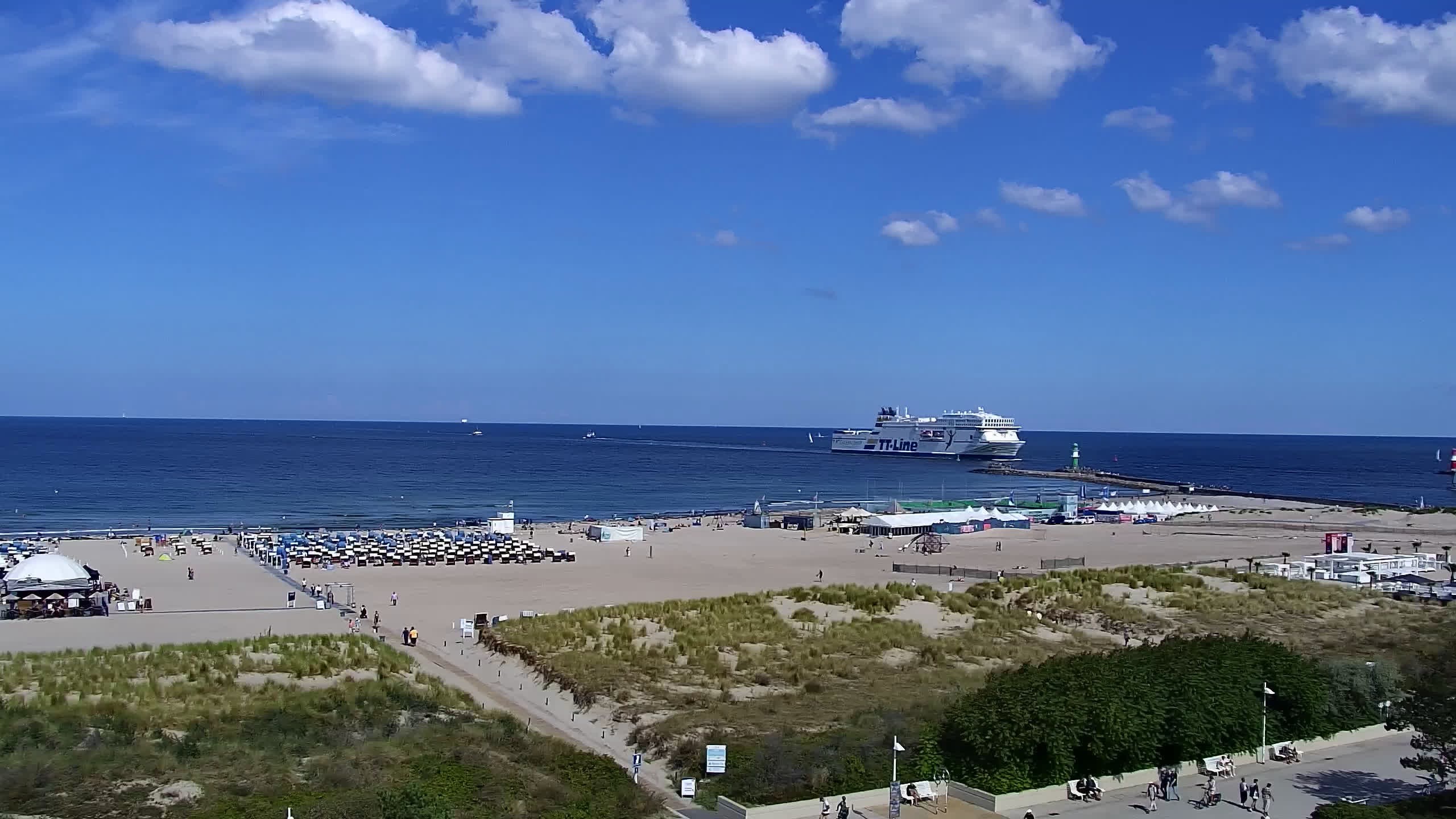 Archived image Webcam Warnemünde: Beach Hotel Hübner