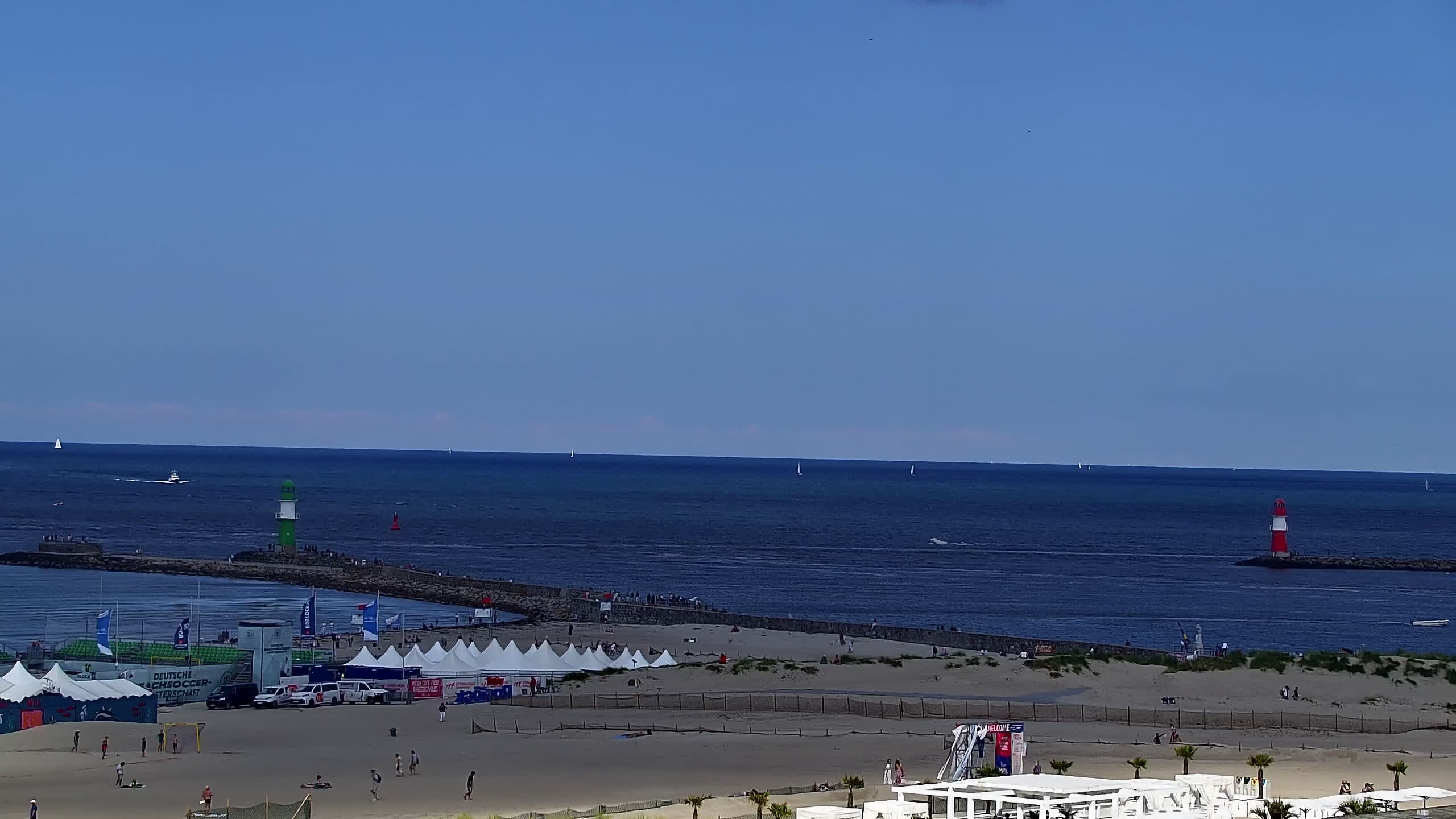 Archived image Webcam Warnemünde: Beach Hotel Hübner
