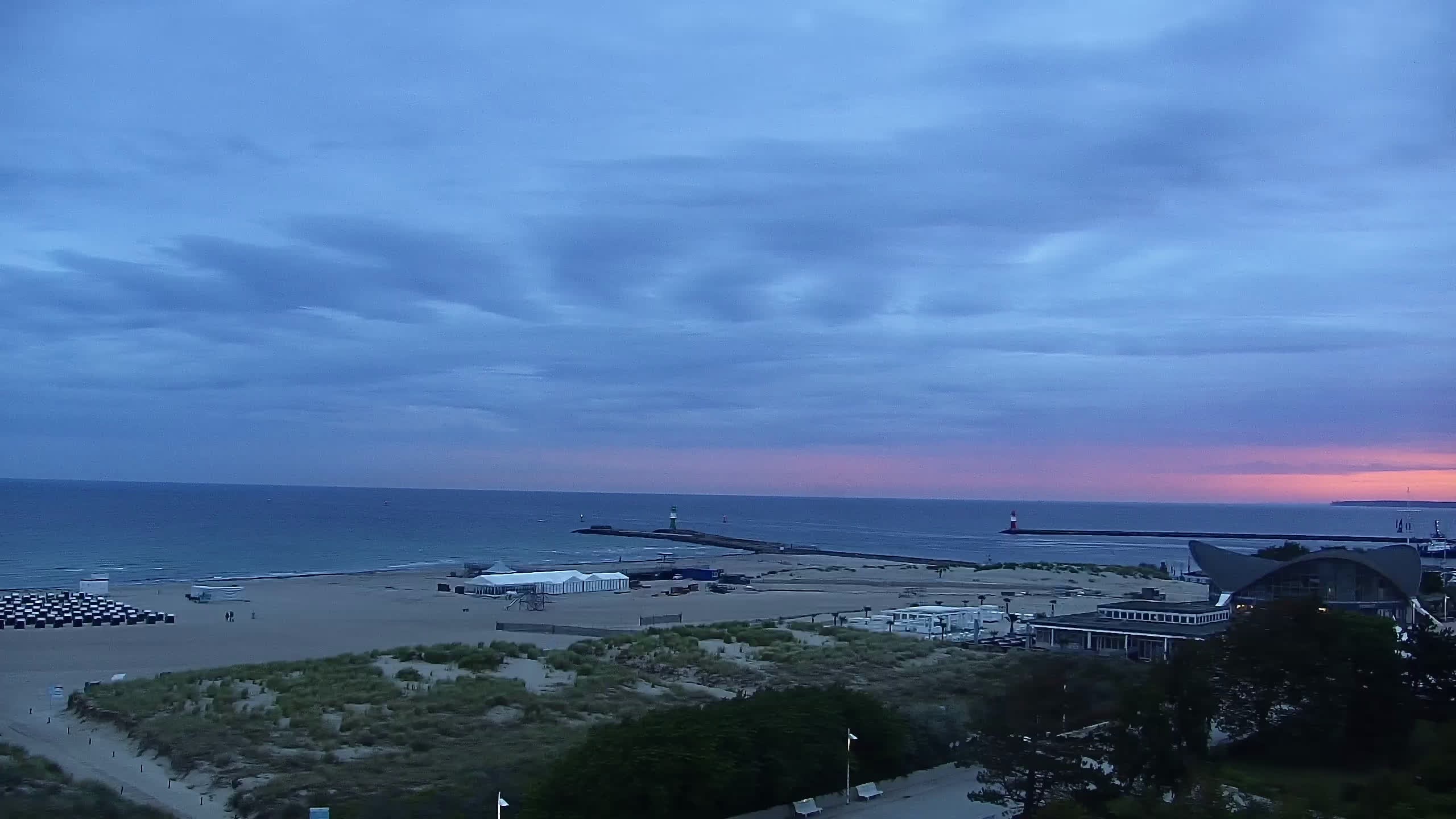 Archived image Webcam Warnemünde: Beach Hotel Hübner