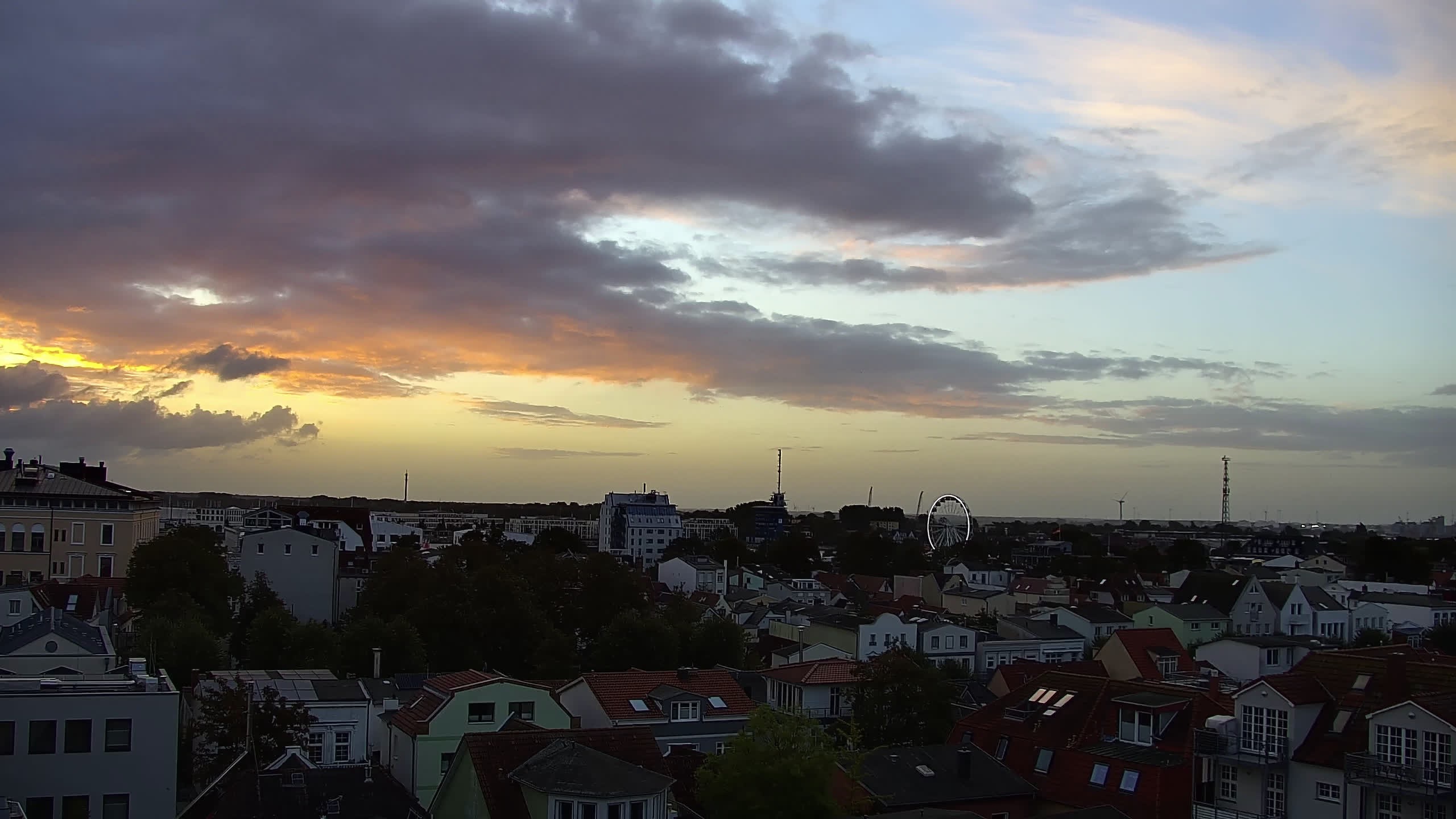 Archived image Webcam Warnemünde: Beach Hotel Hübner