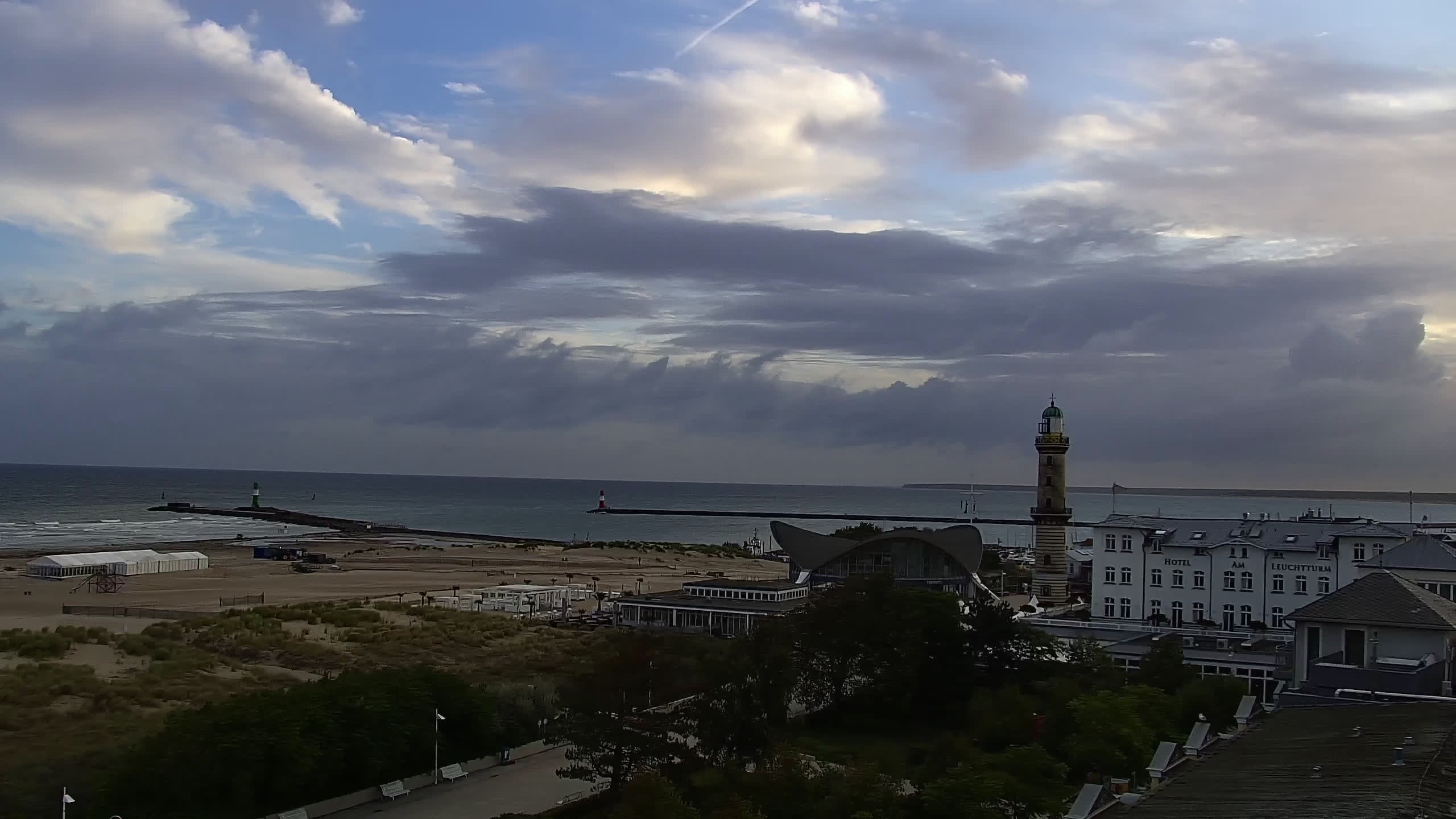 Archived image Webcam Warnemünde: Beach Hotel Hübner