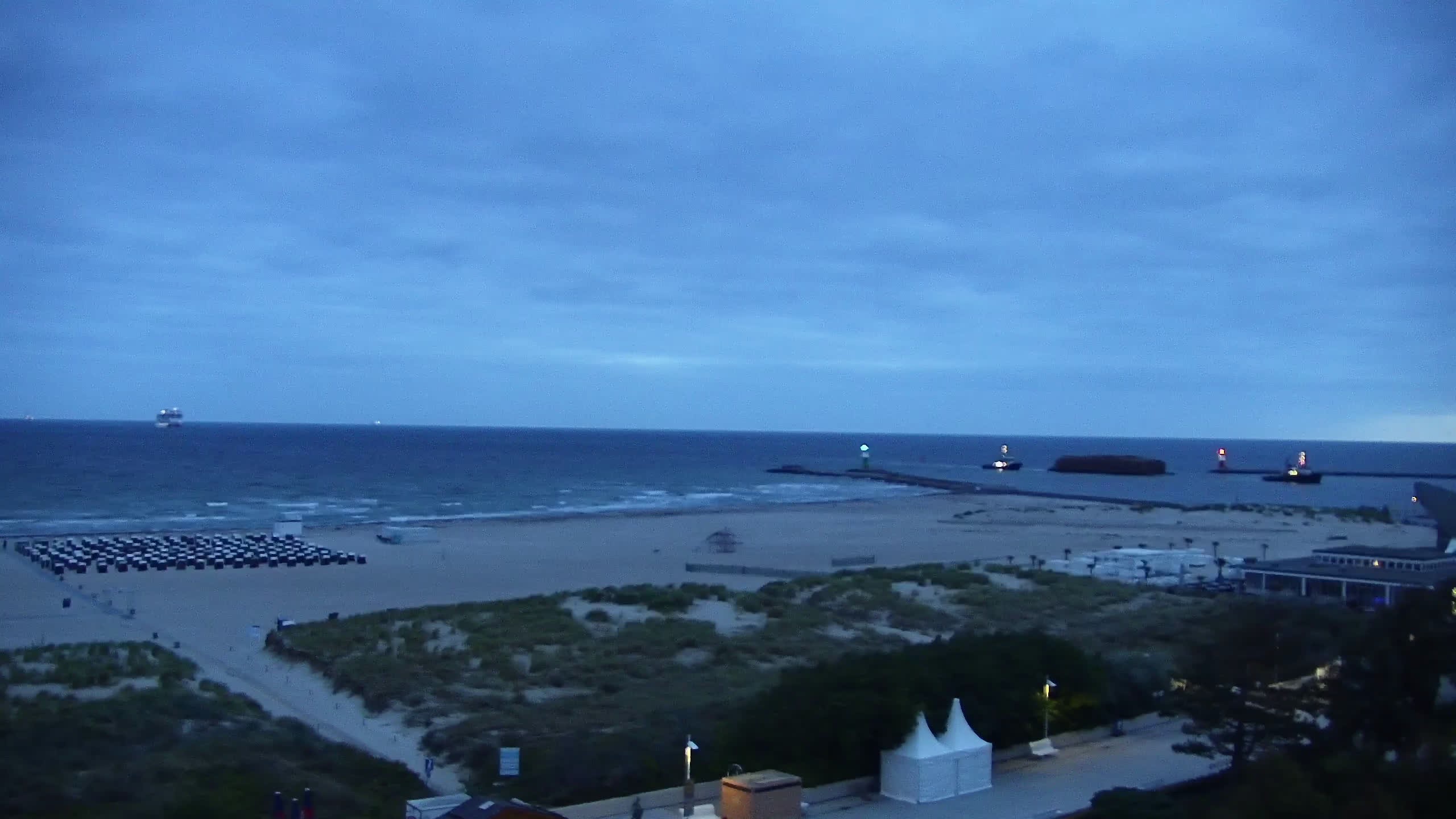 Archived image Webcam Warnemünde: Beach Hotel Hübner