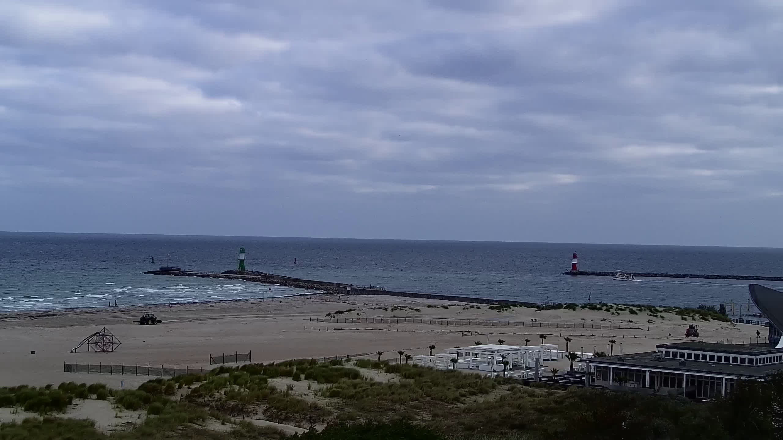 Archived image Webcam Warnemünde: Beach Hotel Hübner