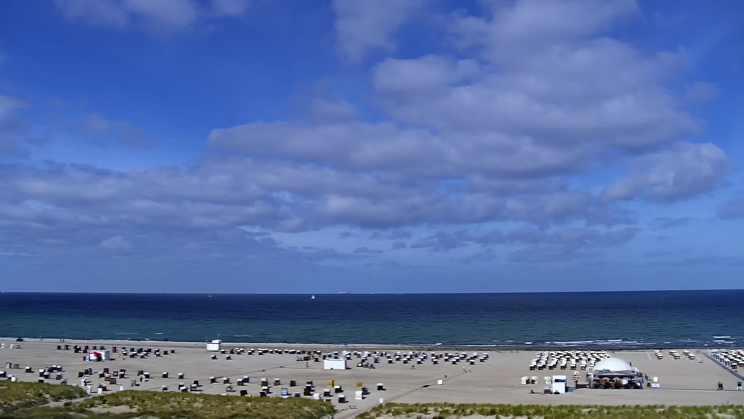 Archived image Webcam Warnemünde: Beach Hotel Hübner