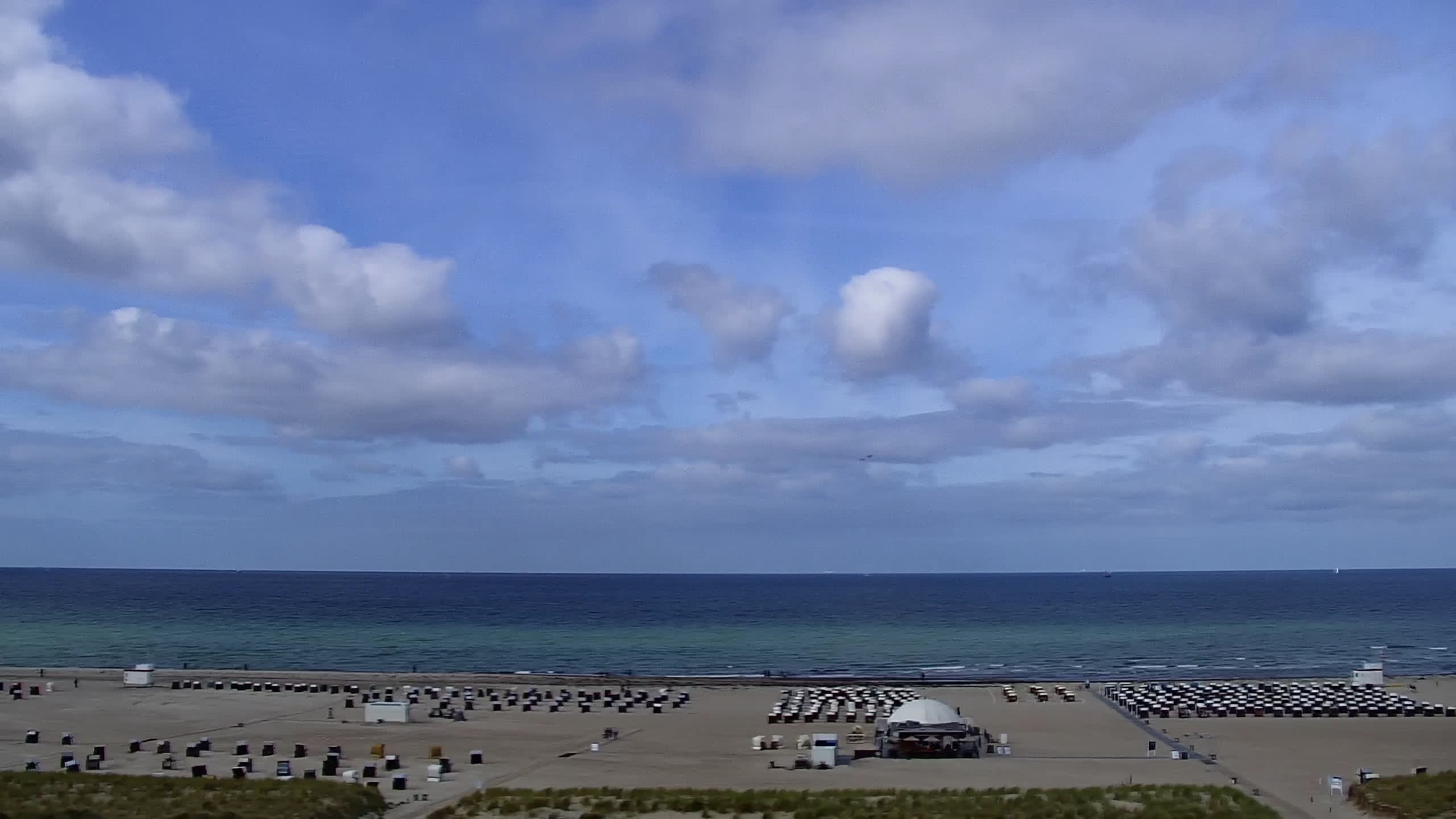Archived image Webcam Warnemünde: Beach Hotel Hübner