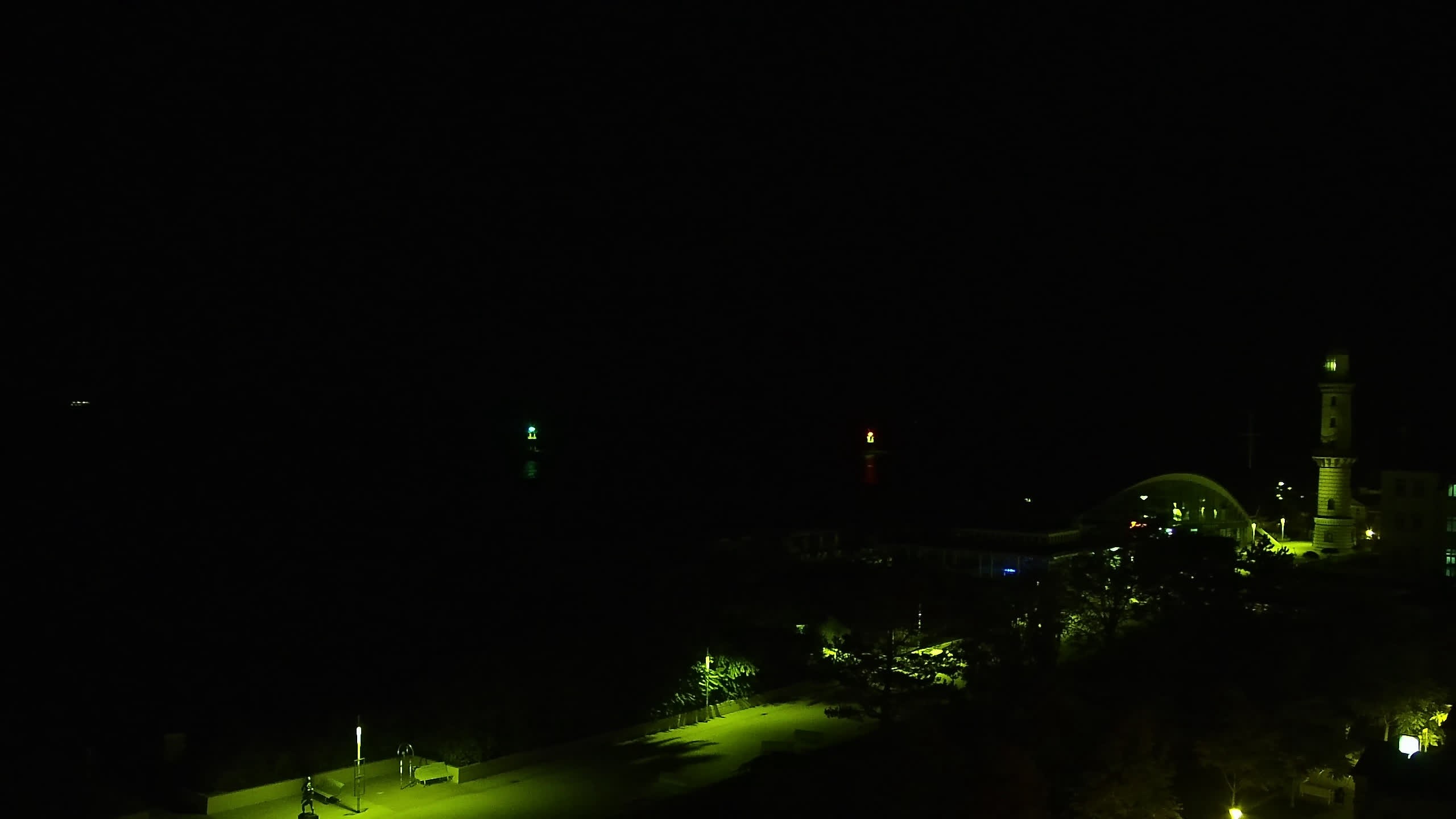 Archived image Webcam Warnemünde: Beach Hotel Hübner