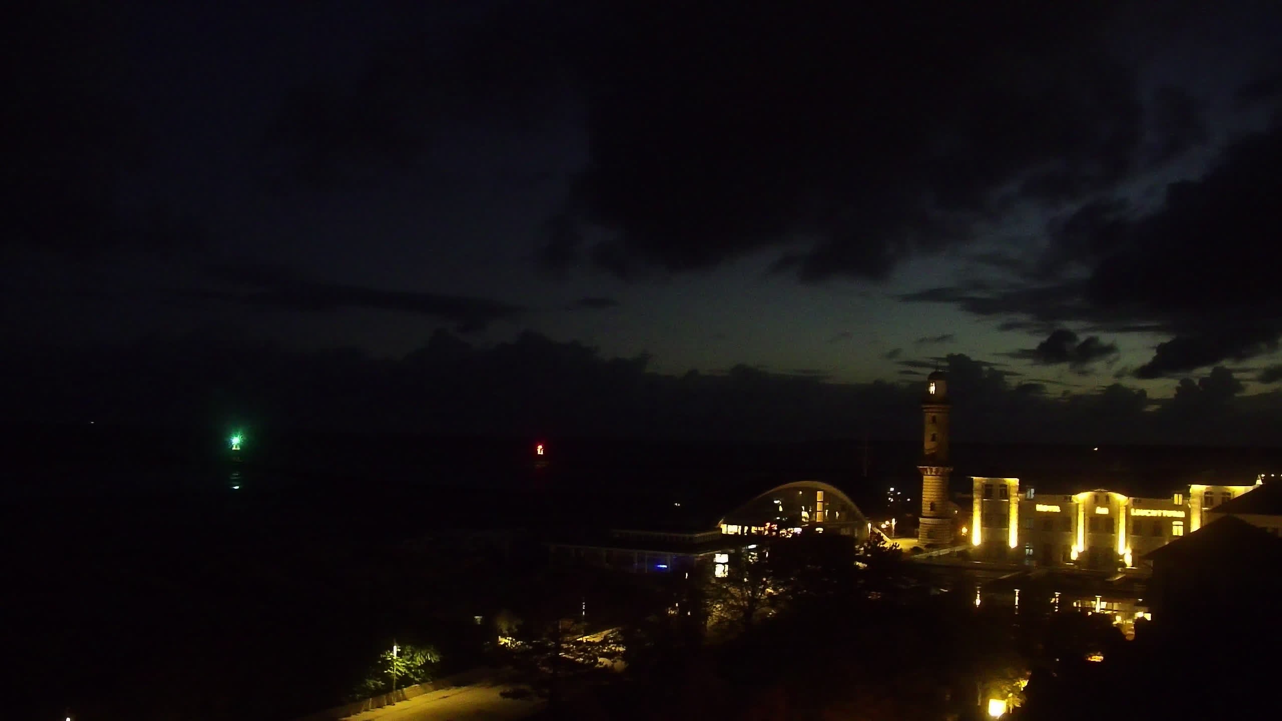 Archived image Webcam Warnemünde: Beach Hotel Hübner