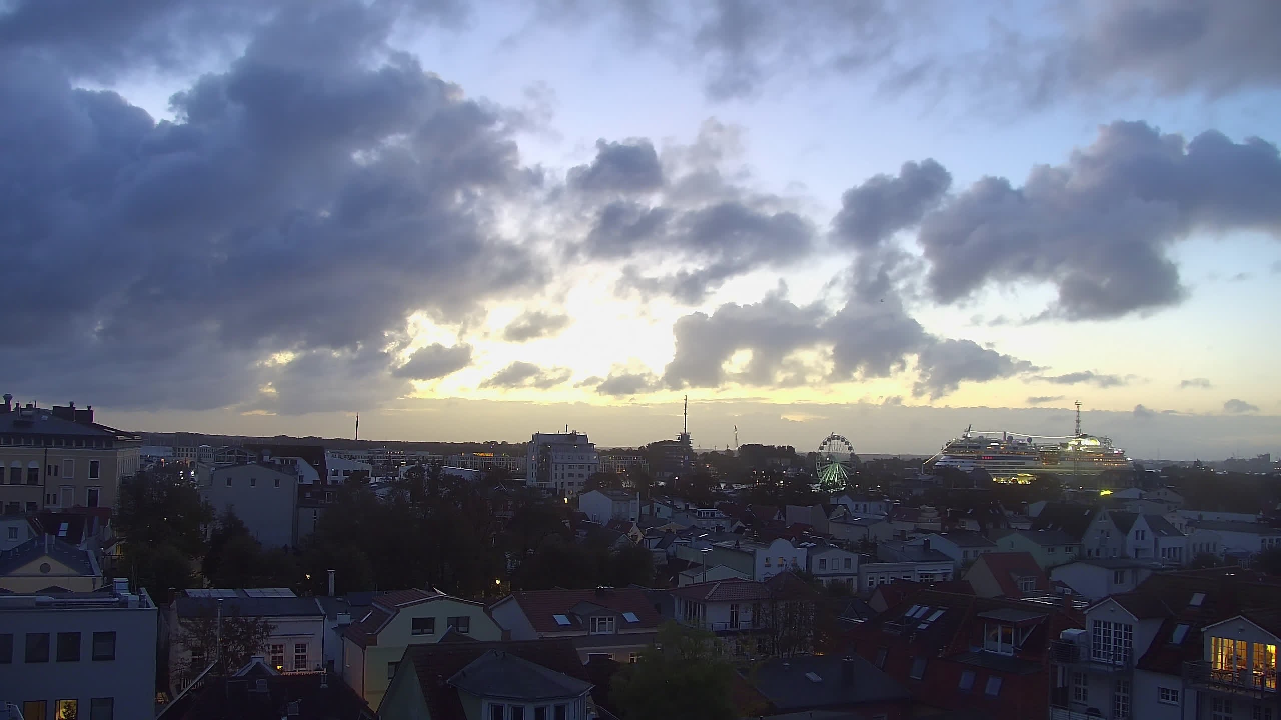 Archived image Webcam Warnemünde: Beach Hotel Hübner