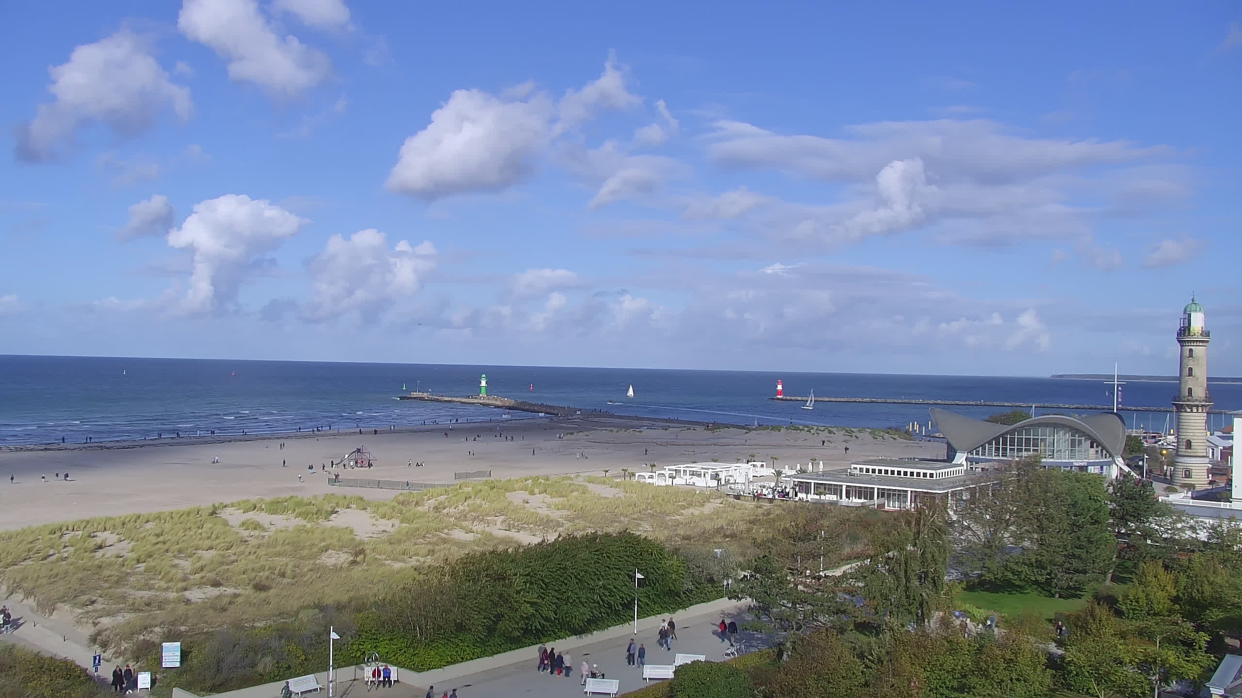 Archived image Webcam Warnemünde: Beach Hotel Hübner
