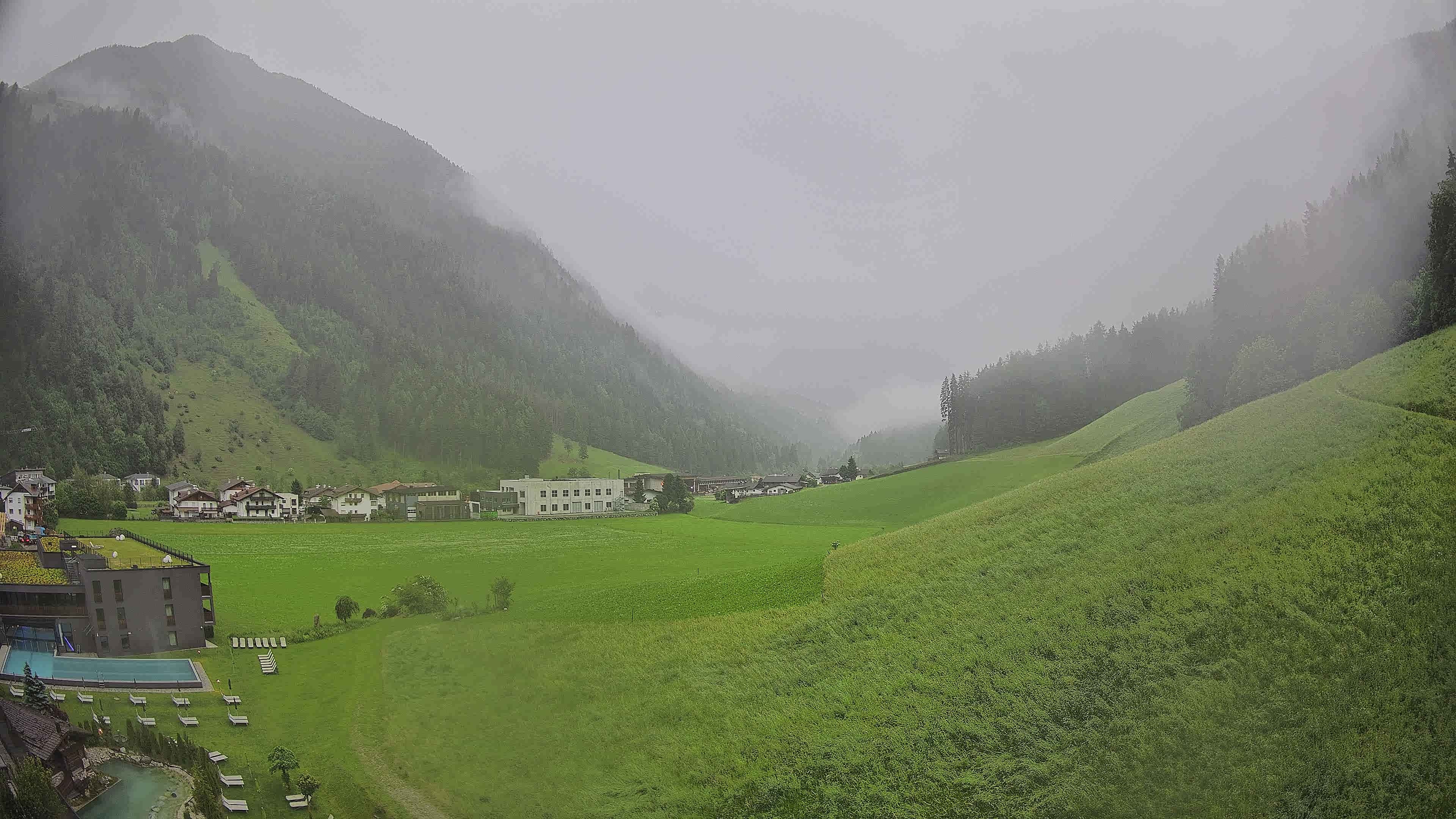 Archived image Webcam Hotel Schwarzenstein/ Ahrntal valley