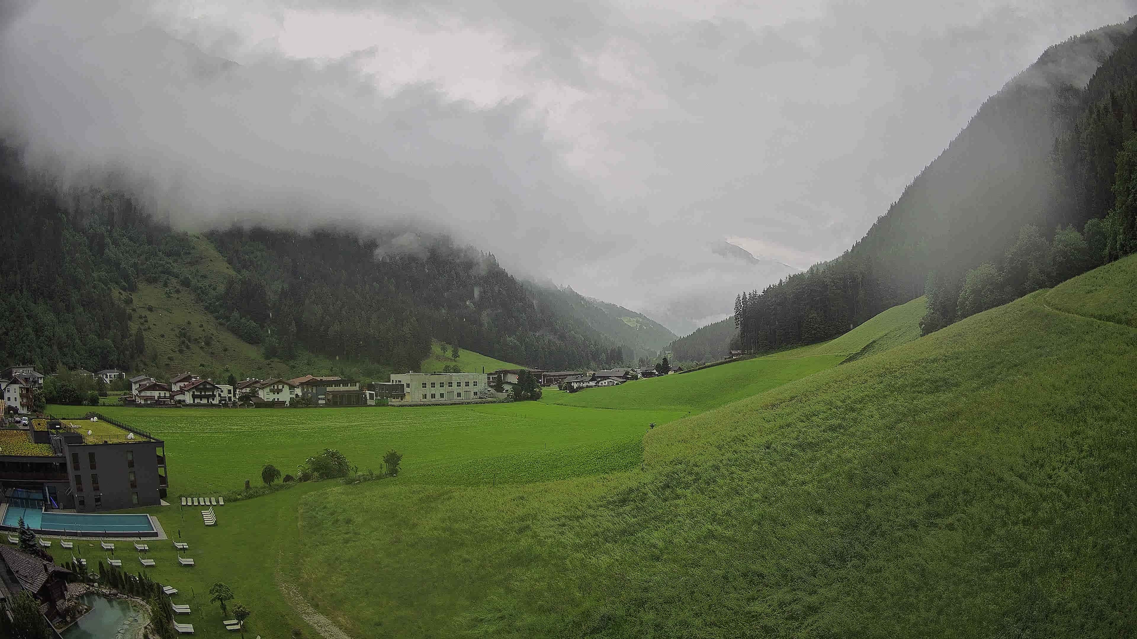 Archived image Webcam Hotel Schwarzenstein/ Ahrntal valley