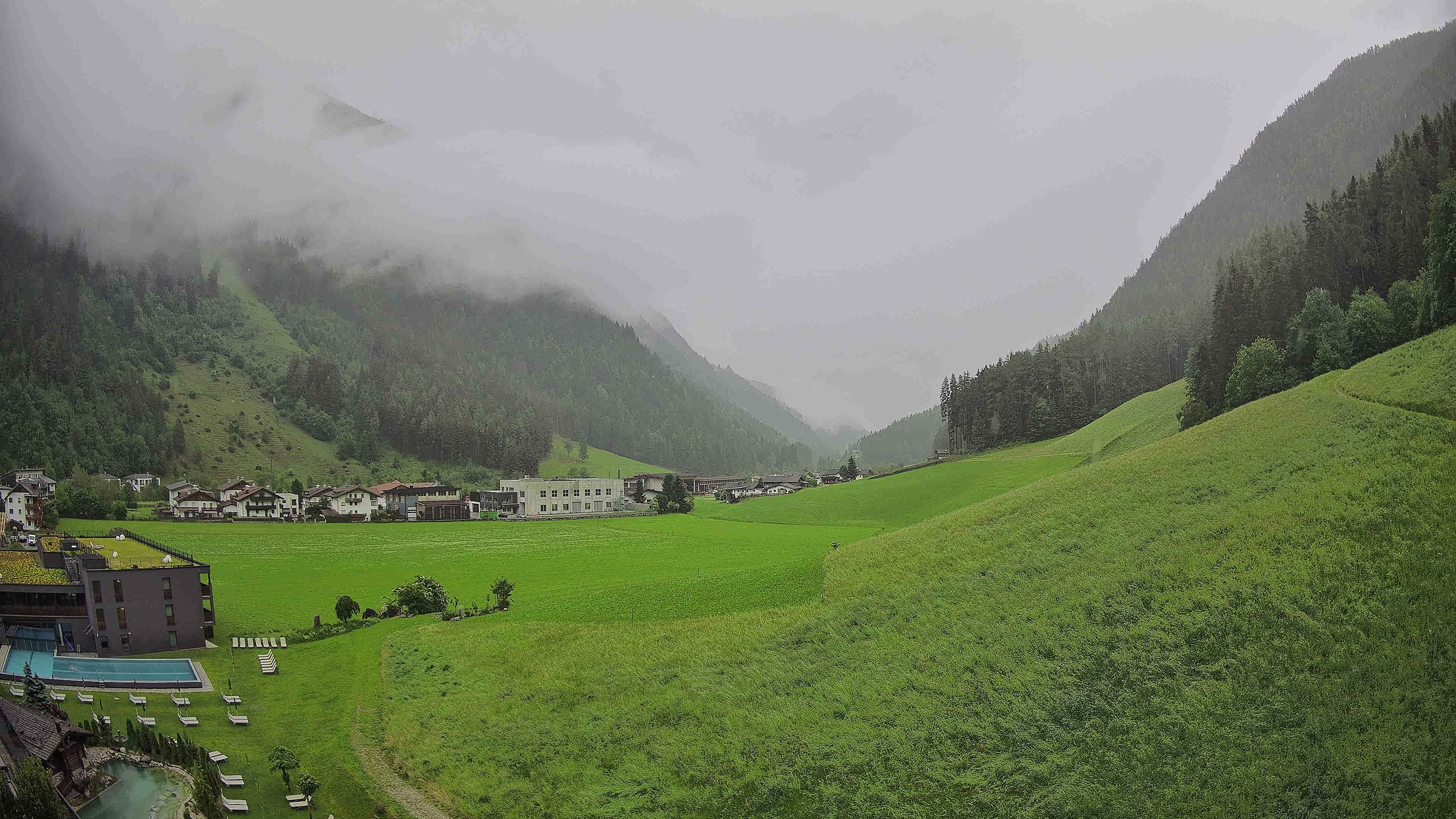 Archived image Webcam Hotel Schwarzenstein/ Ahrntal valley