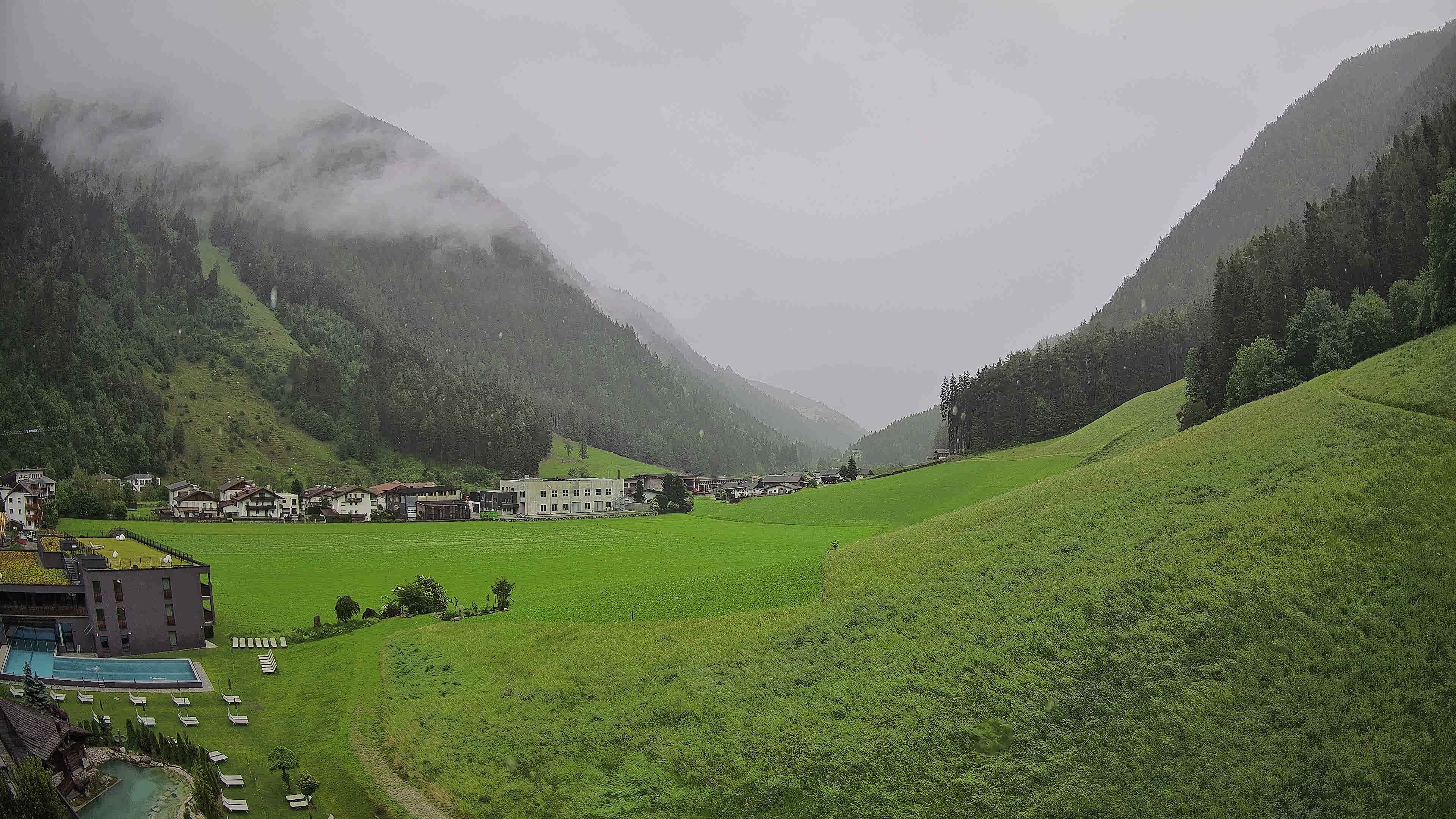 Archived image Webcam Hotel Schwarzenstein/ Ahrntal valley